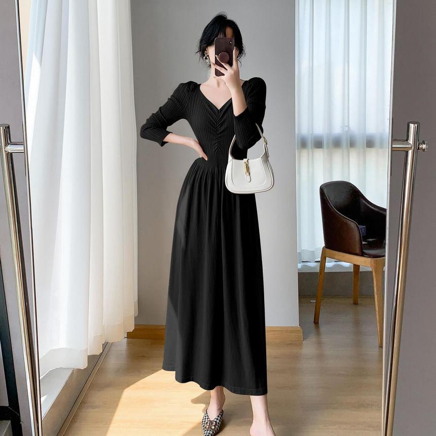 Long-Sleeve V-Neck Plain Ruched Midi A-Line Knit Dress Product Image