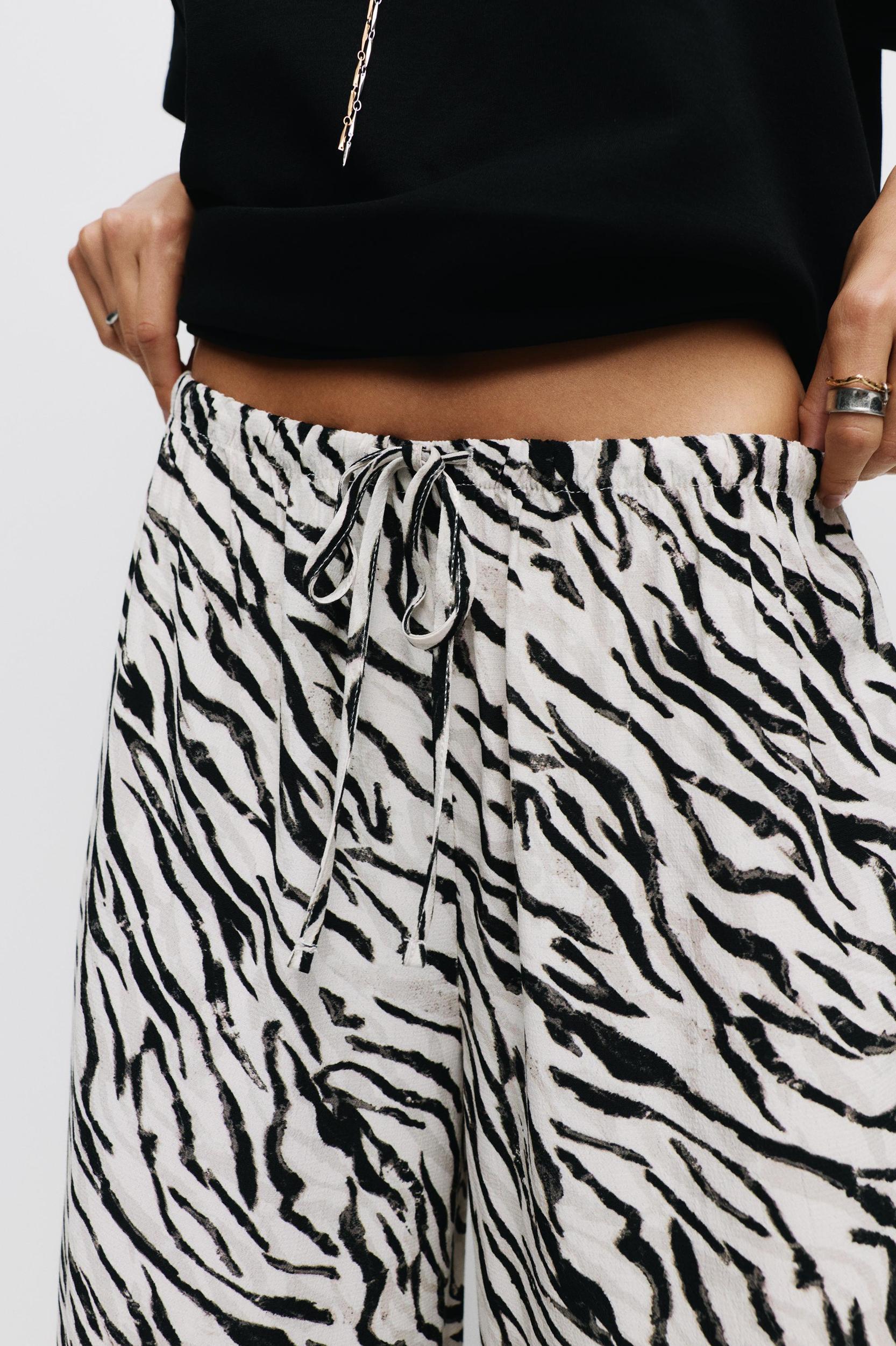 Flowing animal print pants Product Image