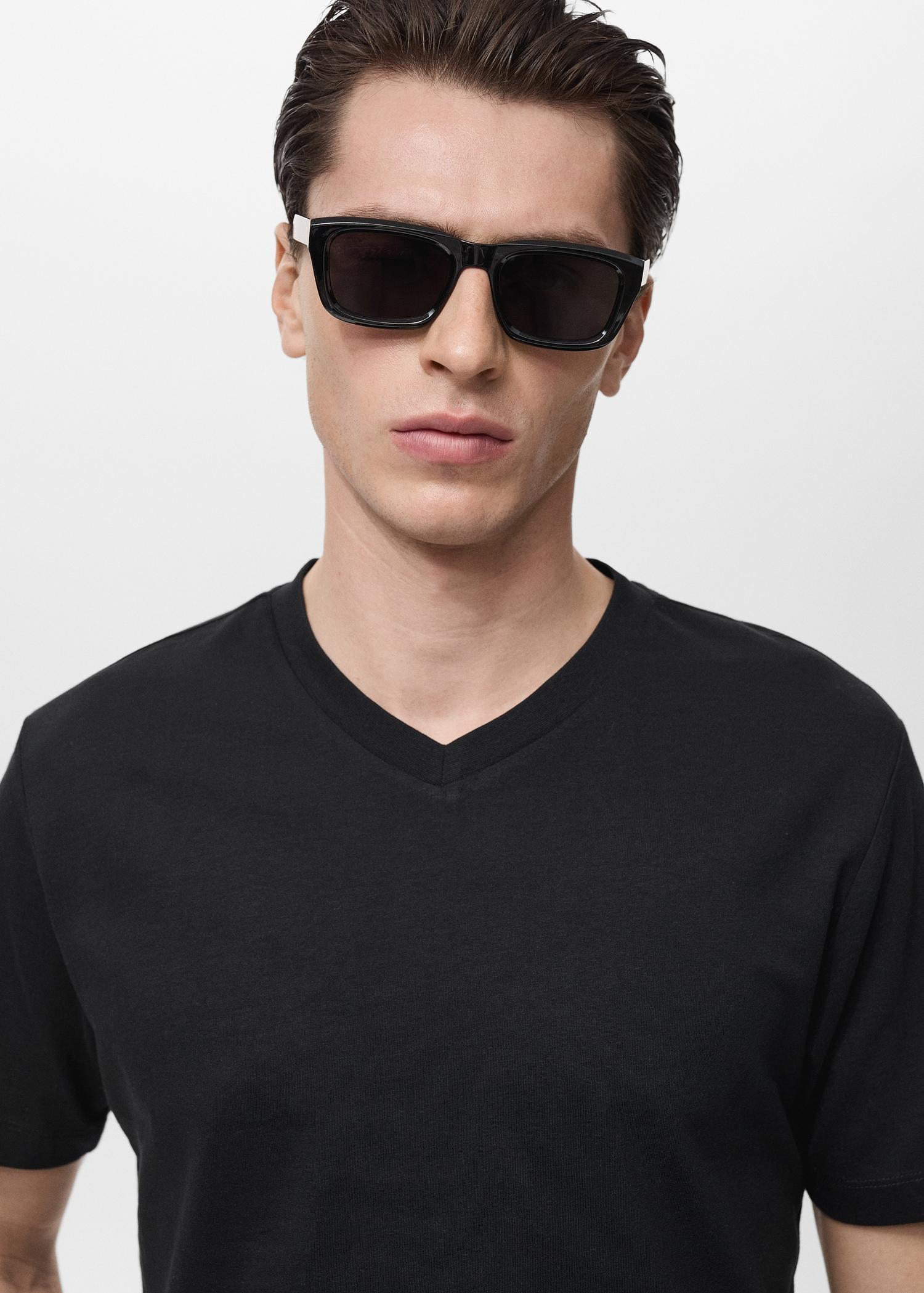 V-neck T-shirt - Men | MANGO USA Product Image