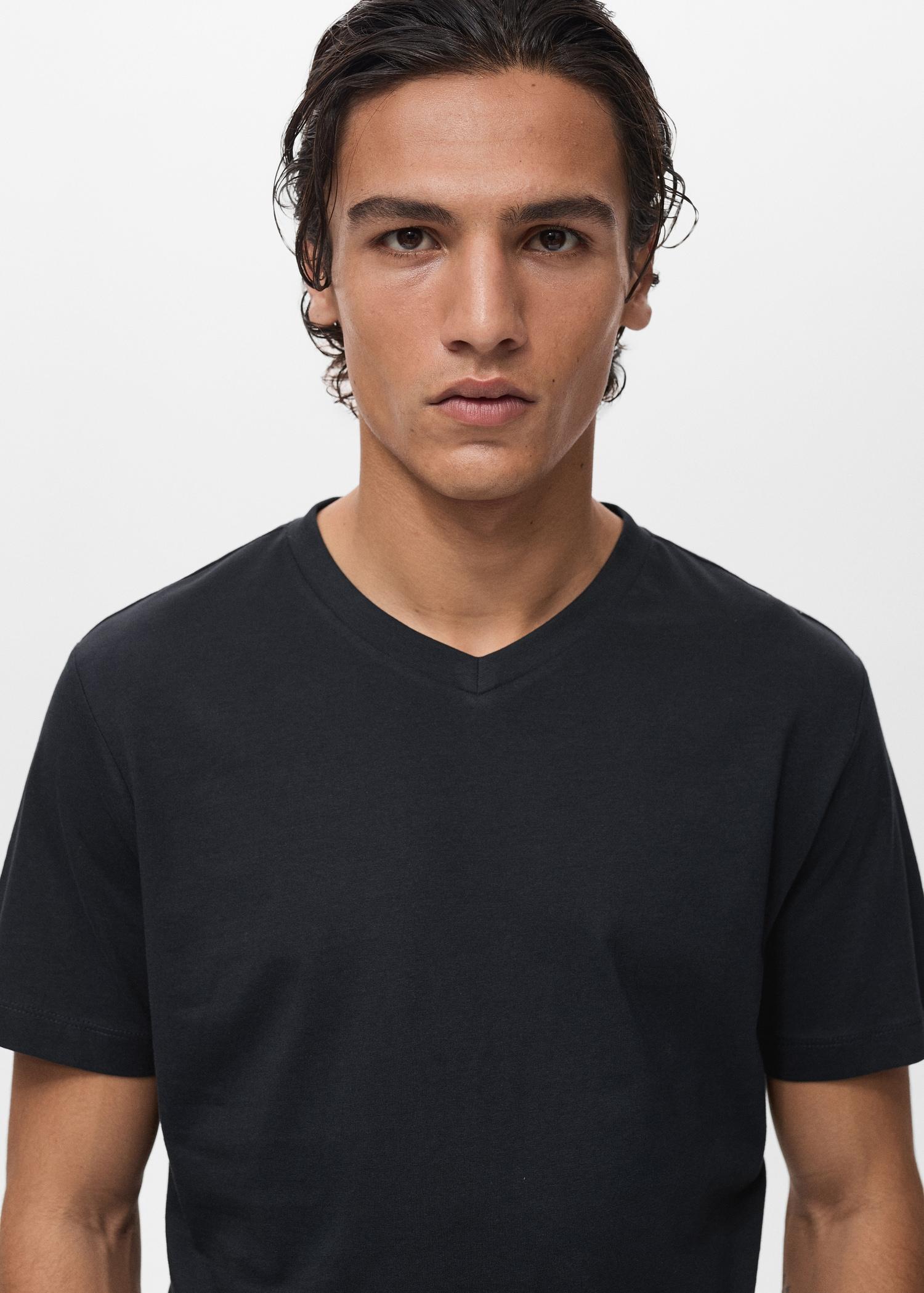 V-neck T-shirt - Men | MANGO USA Product Image