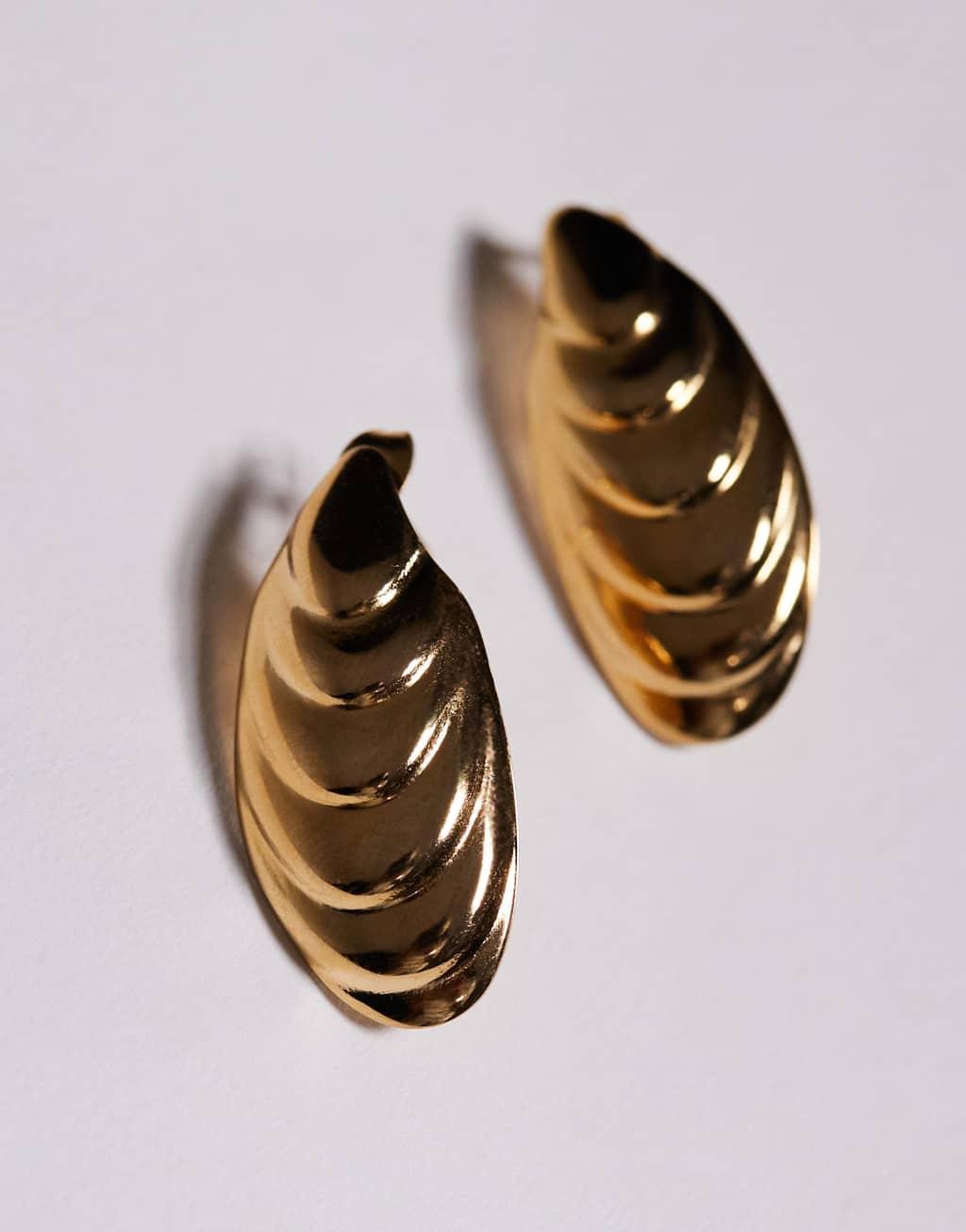 8 Other Reasons ridged large stud earrings in 18k gold plated Product Image