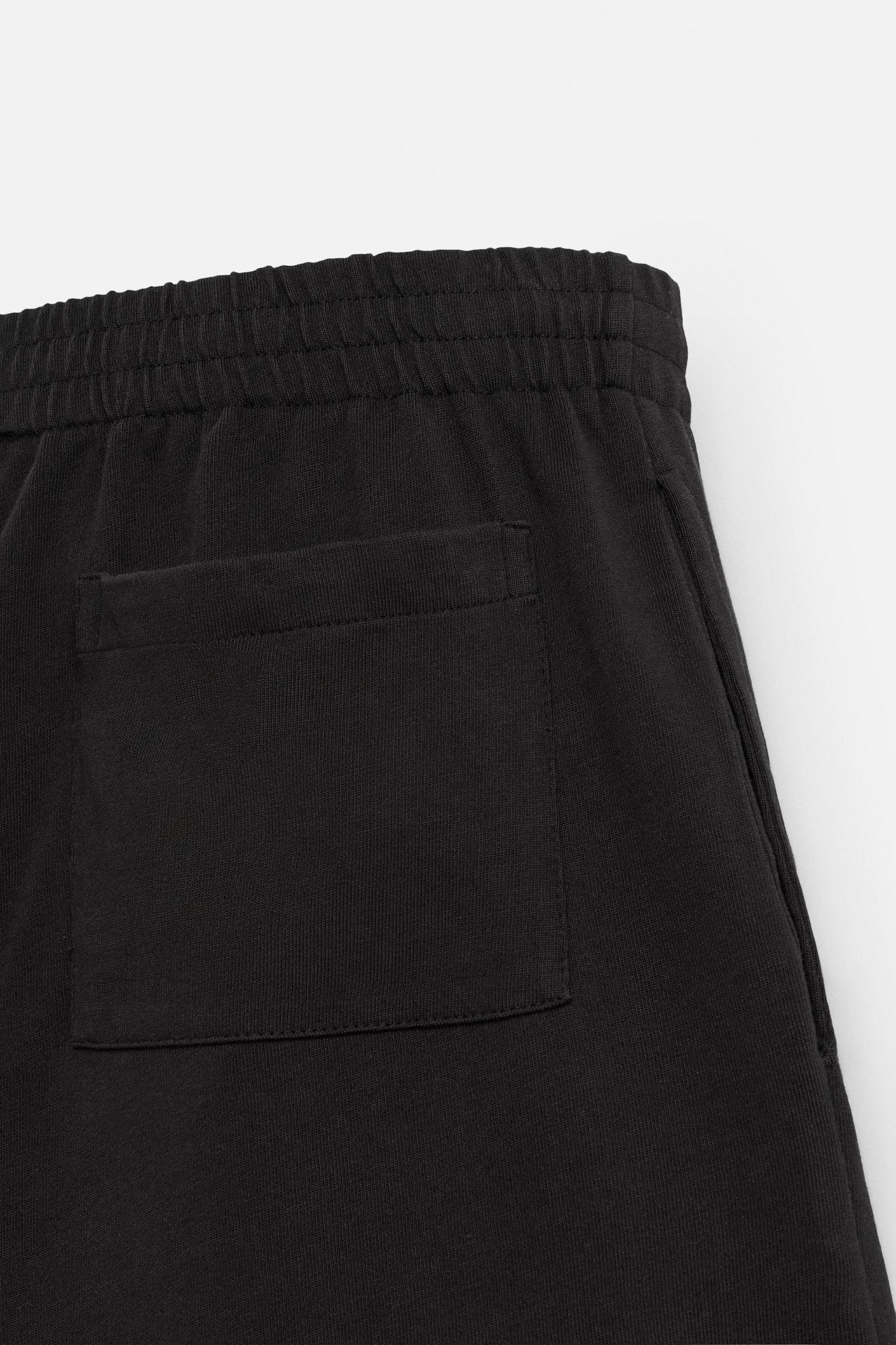 CONTRAST EMBROIDERY SHORTS Product Image