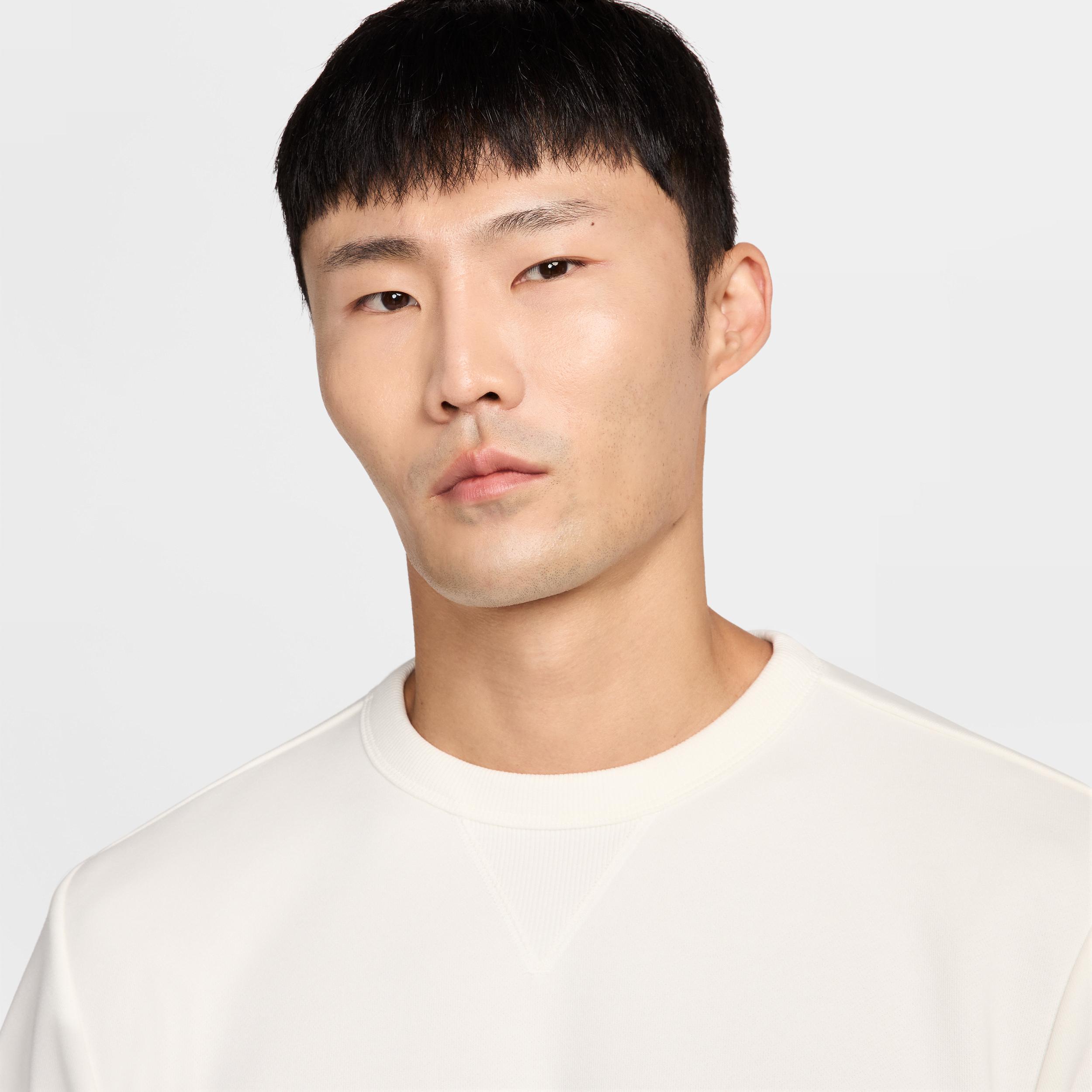 Nike Men's Standard Issue Dri-FIT Basketball Crew-Neck Sweatshirt Product Image