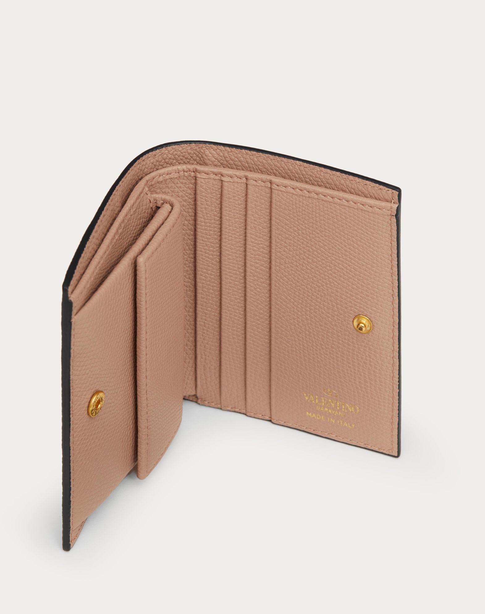 COMPACT VLOGO SIGNATURE GRAINY CALFSKIN WALLET Product Image