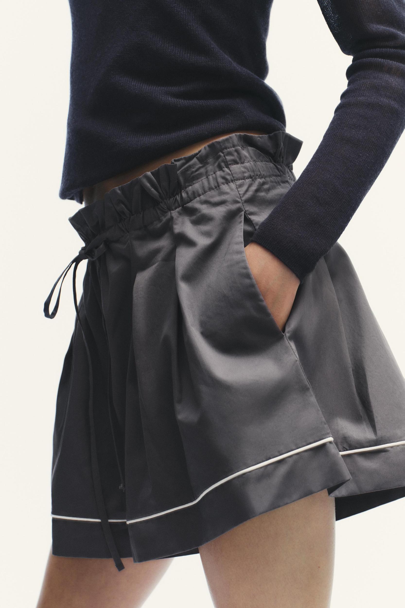 PIPING DETAIL VOLUME SHORTS Product Image