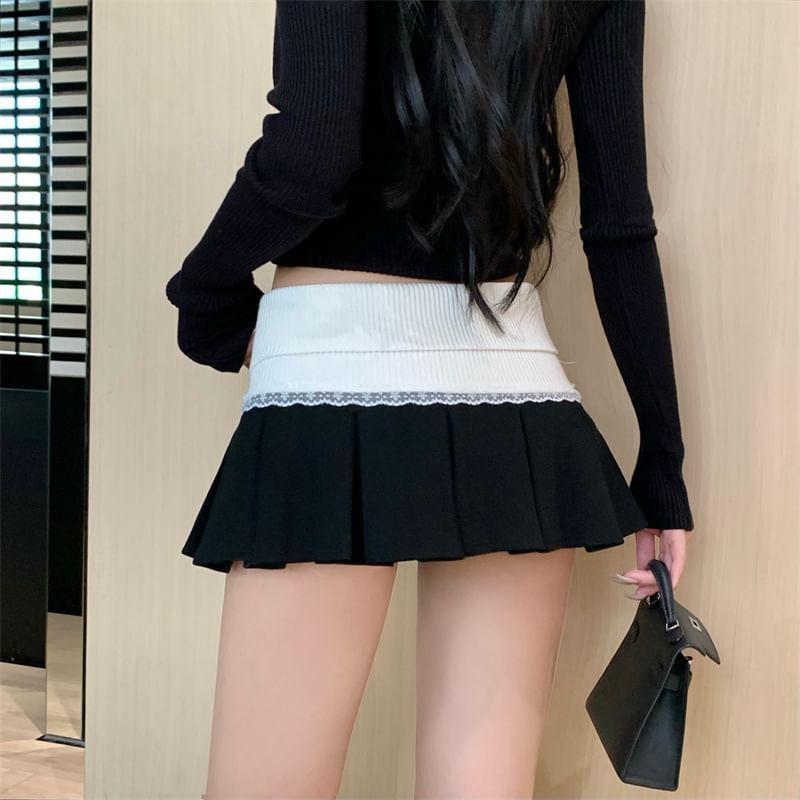 Low Waist Color-Block Paneled Lace-Trim Mini Pleated Skirt Product Image