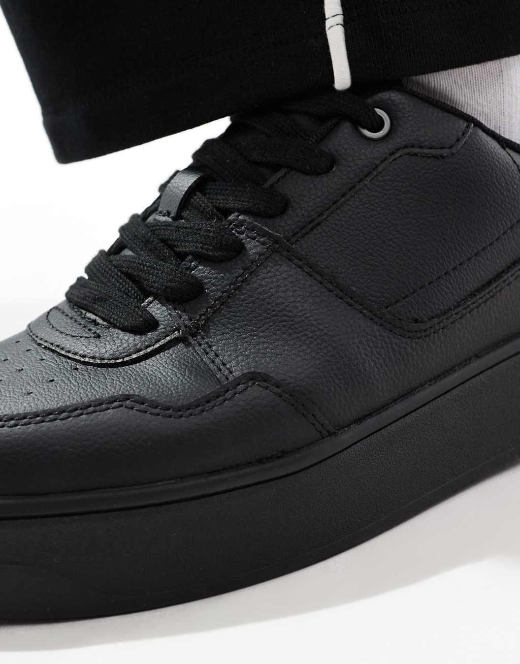 Pull&Bear chunky sneakers in black Product Image