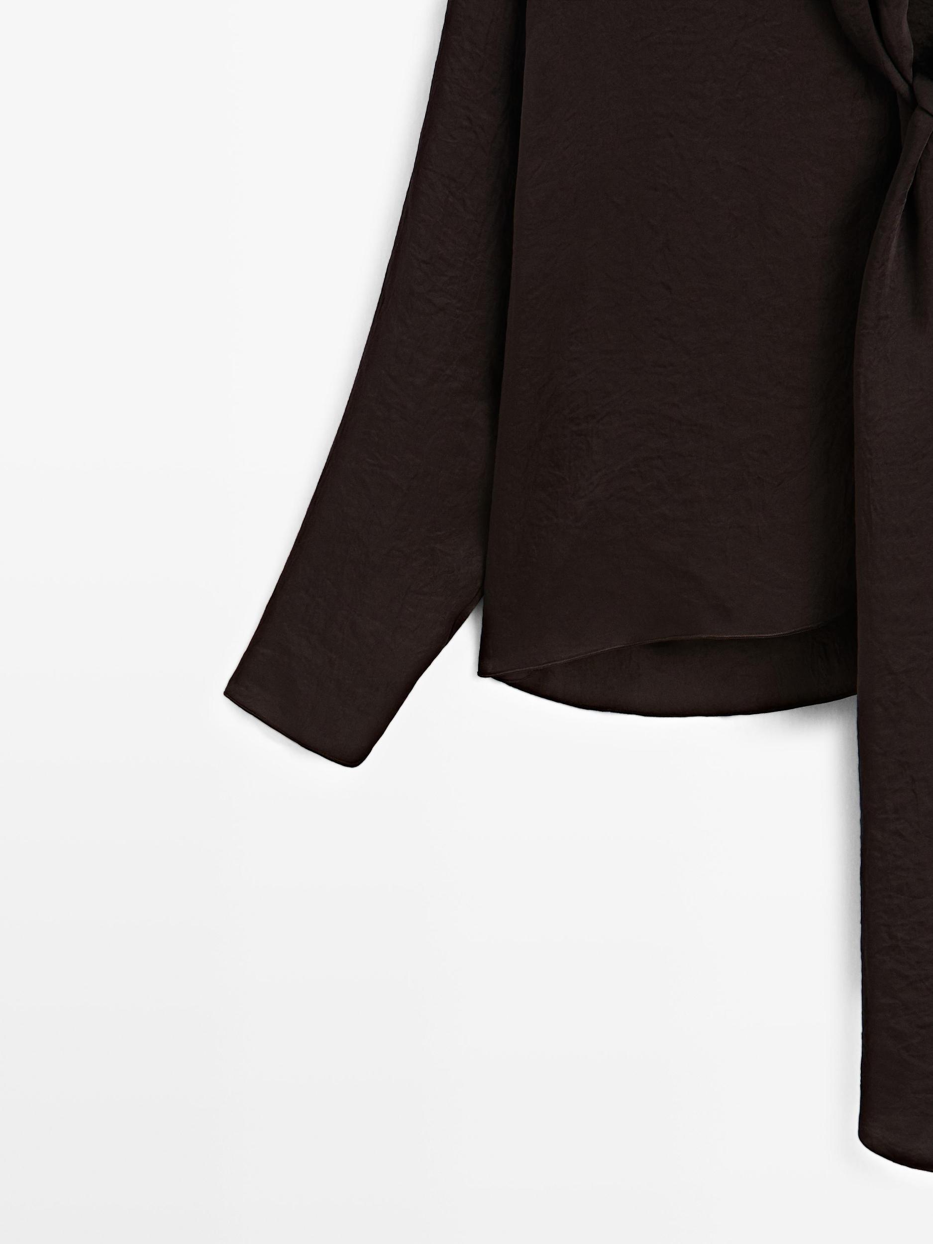 Flowing blouse with tie Product Image