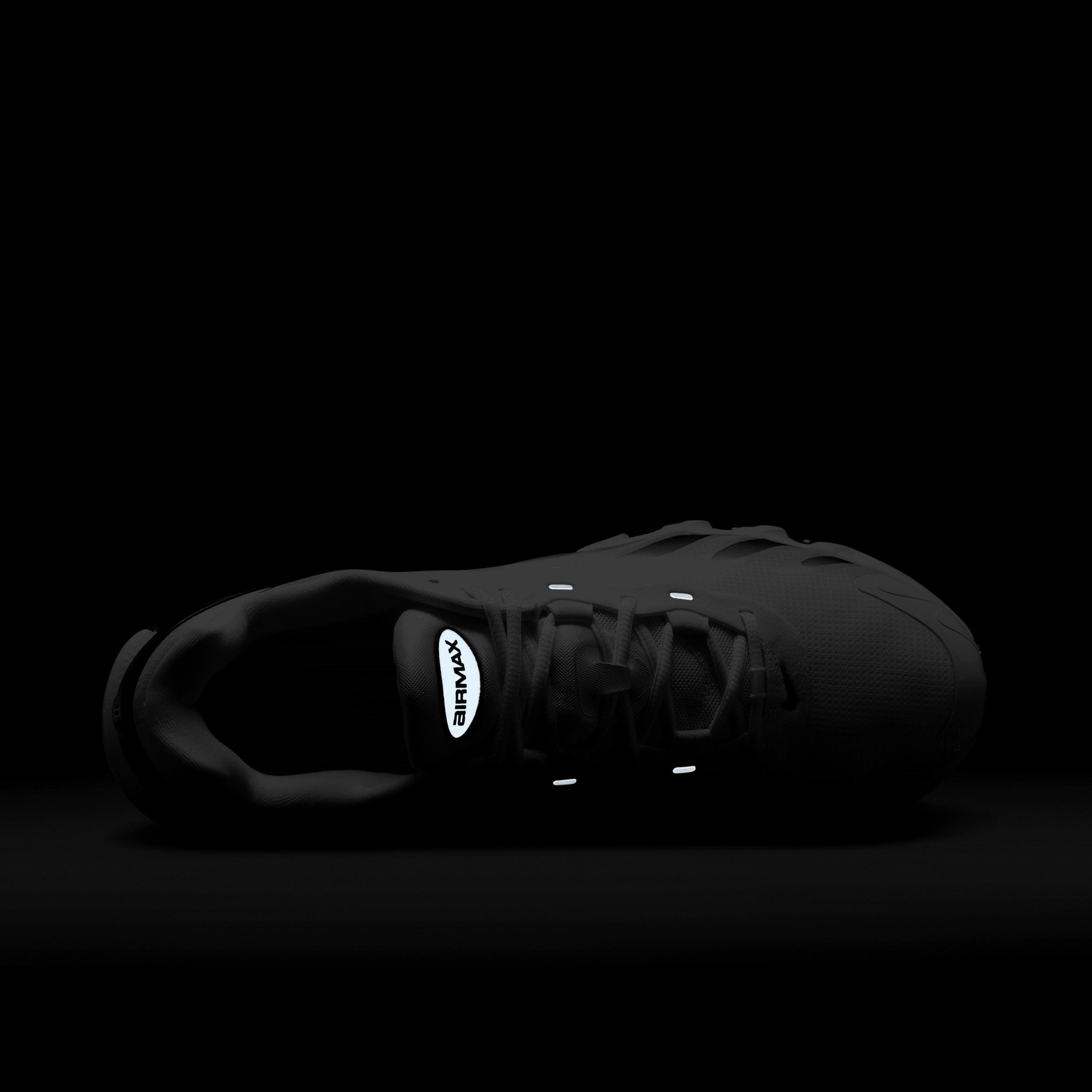 Nike Men's Air Max Dn8 Shoes Product Image