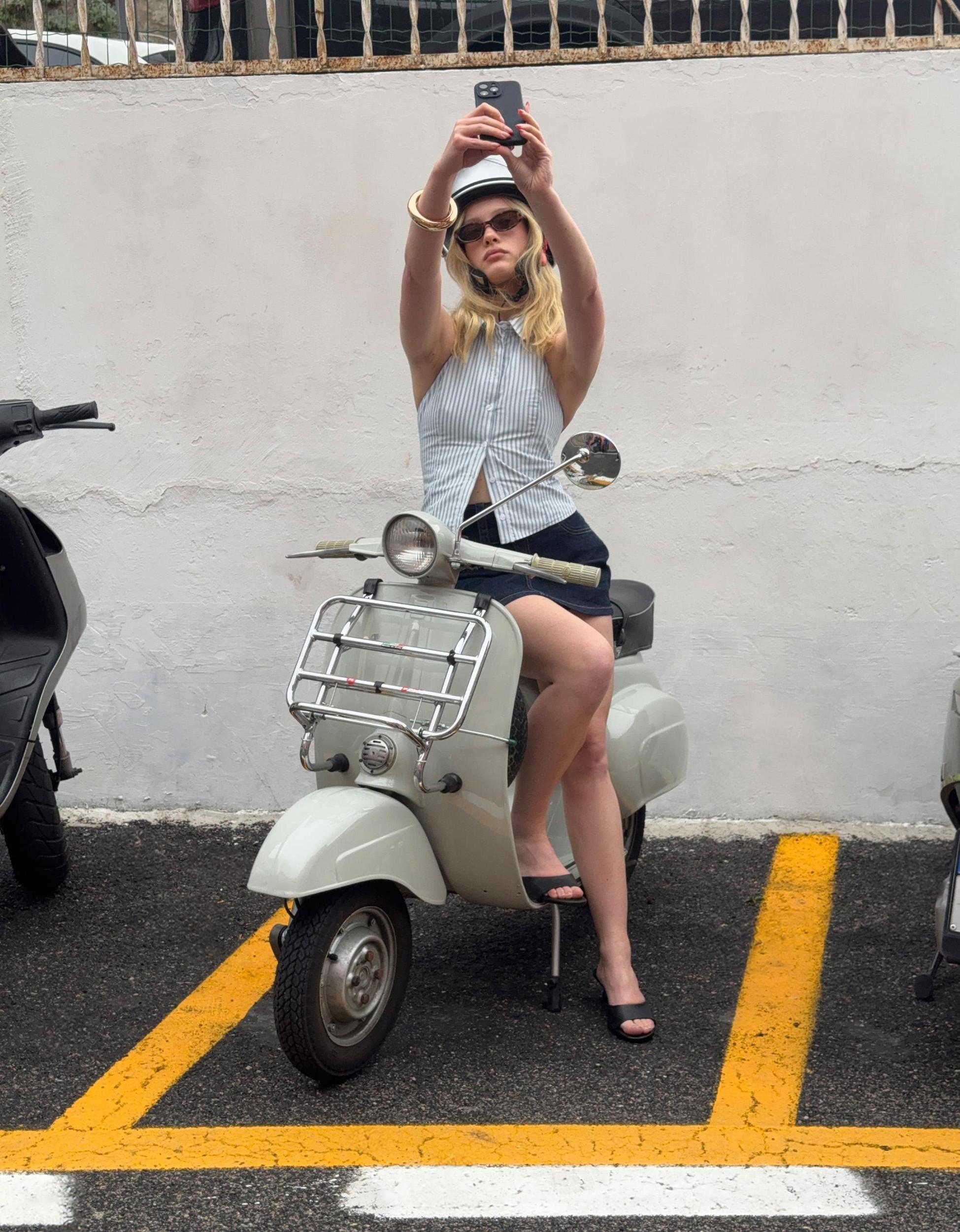 Fitted sleeveless shirt Product Image