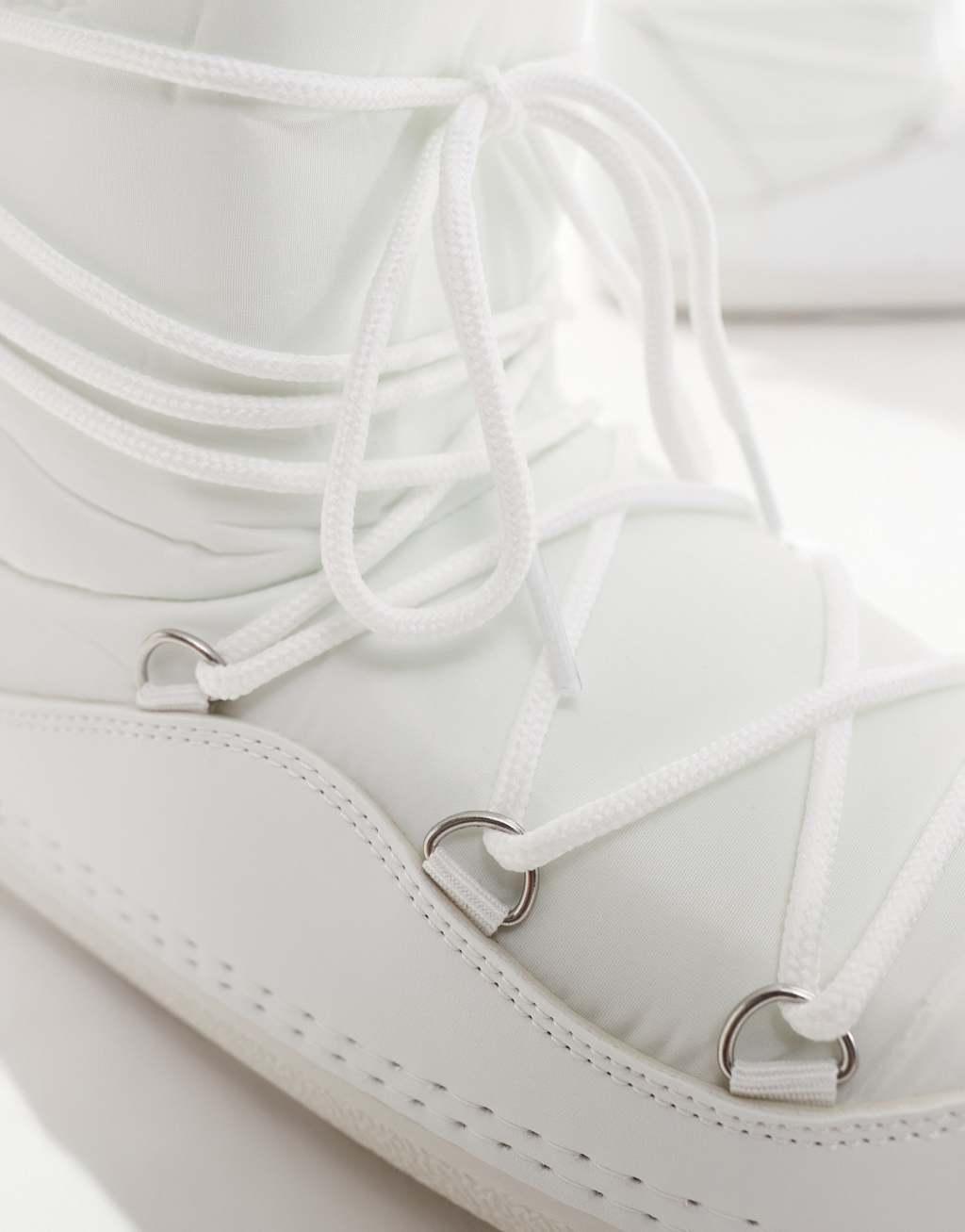 SEQWL snow boots in white Product Image