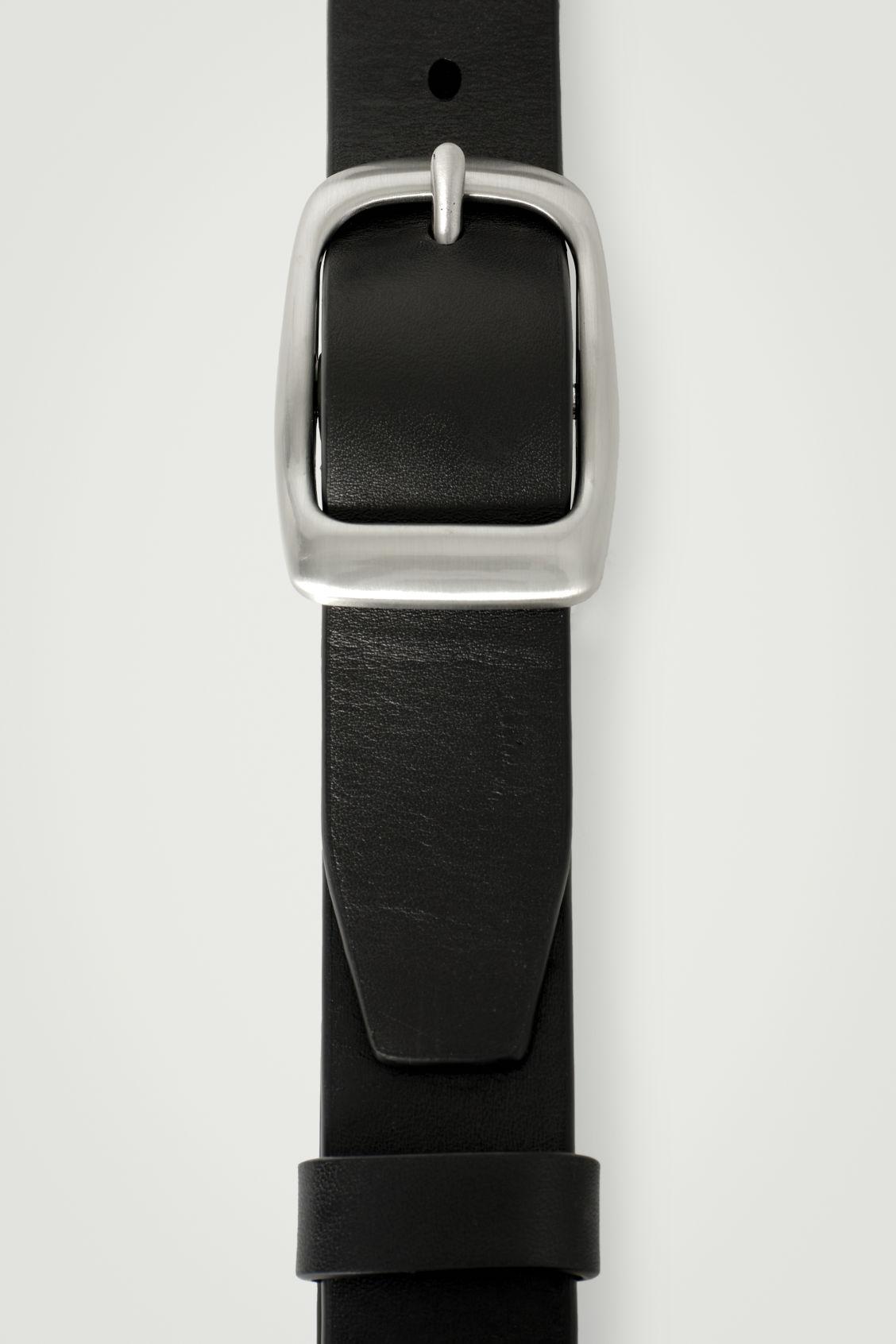 CURVED-BUCKLE LEATHER BELT Product Image