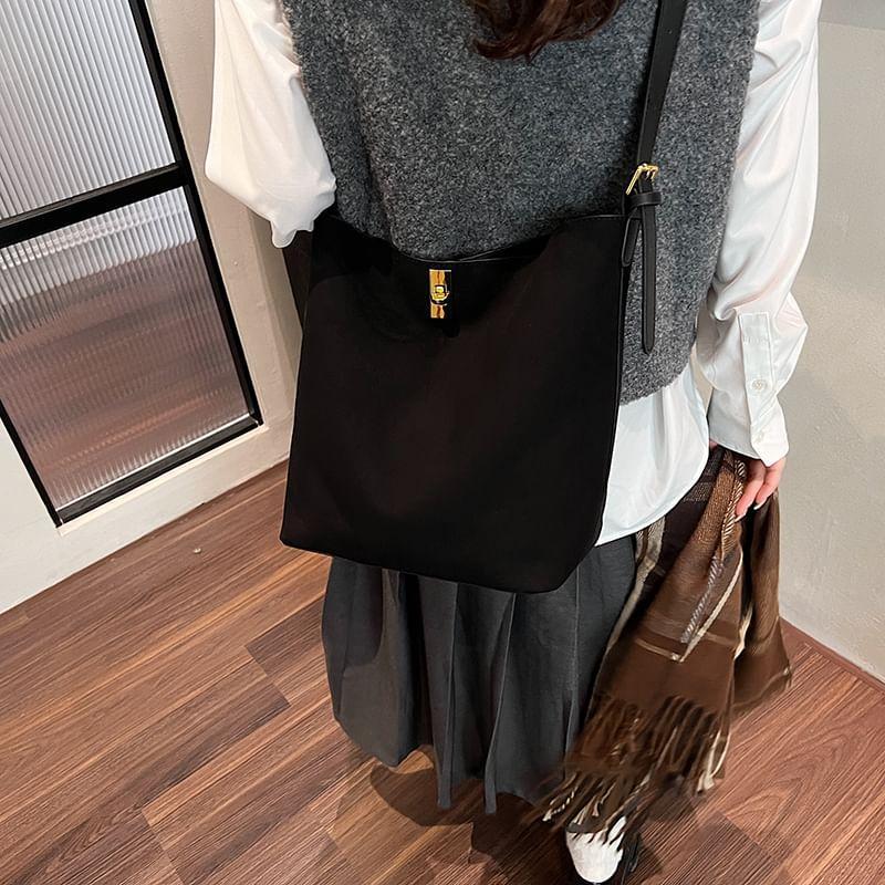 Plain Bucket Bag With Pouch Product Image