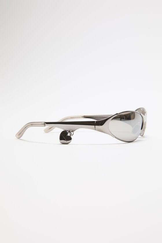 Metal frame charm sunglasses Product Image