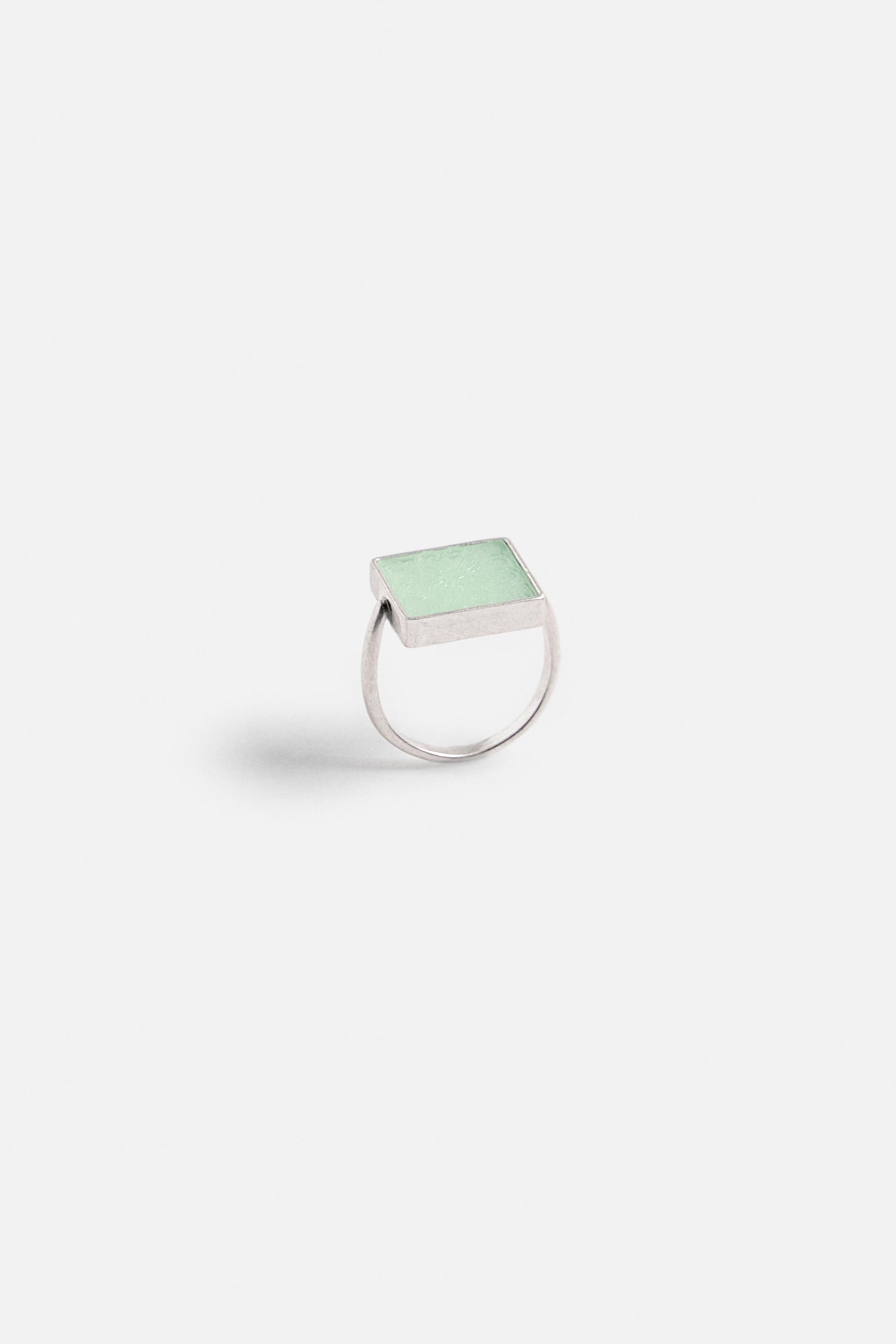 CONTRASTING RESIN SIGNET RING X NANUSHKA Product Image