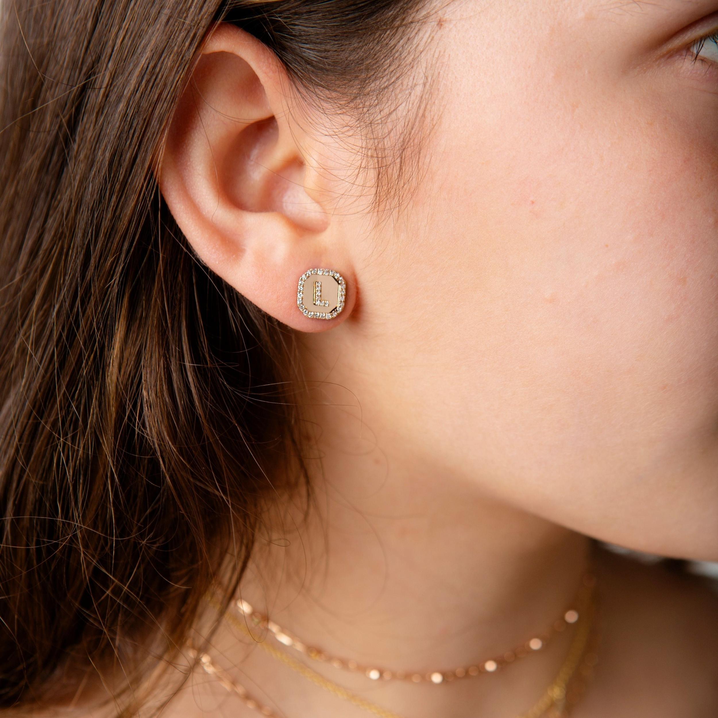 MINI ME DIAMOND PAVE INITIAL SINGLE NAMEPLATE STUD Product Image