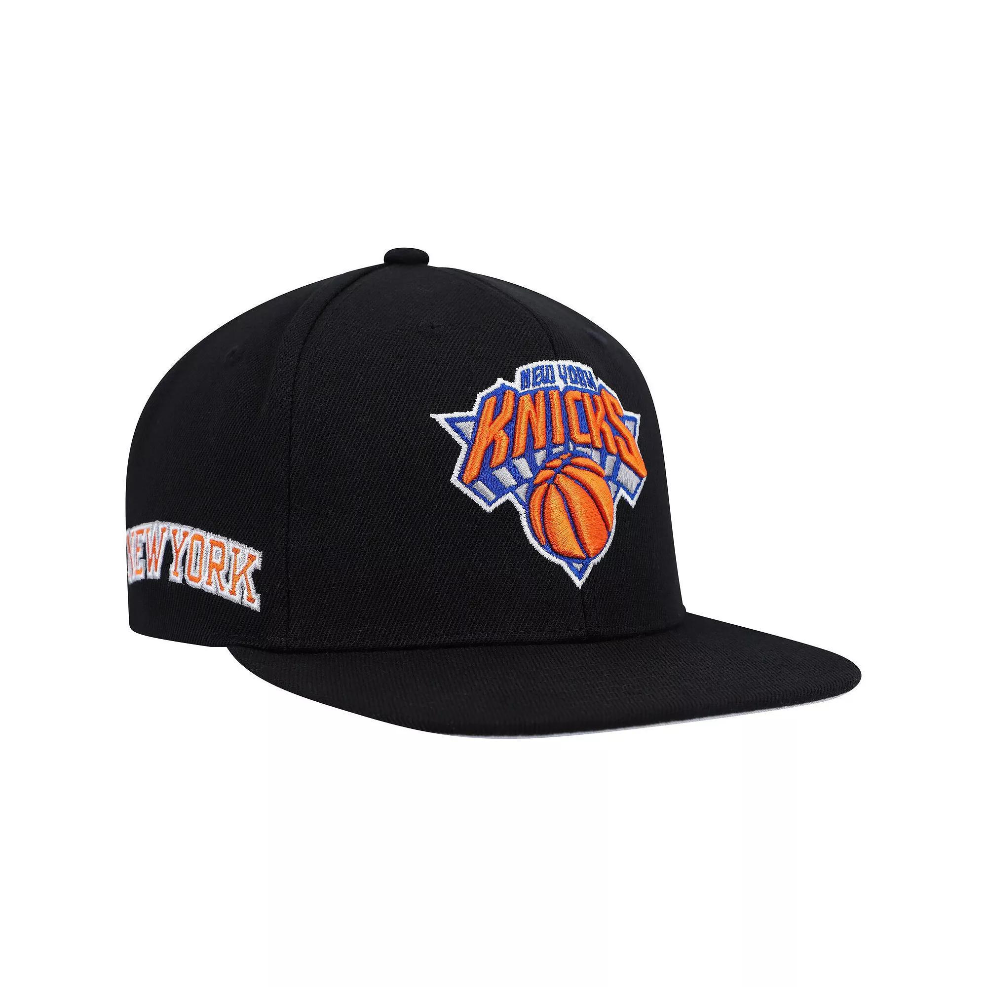Men's Mitchell & Ness Black New York Knicks Side Core 2.0 Snapback Hat Product Image