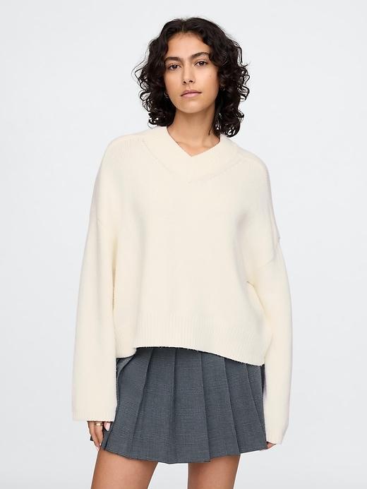 CashSoft Cropped High V-Neck Sweater Product Image