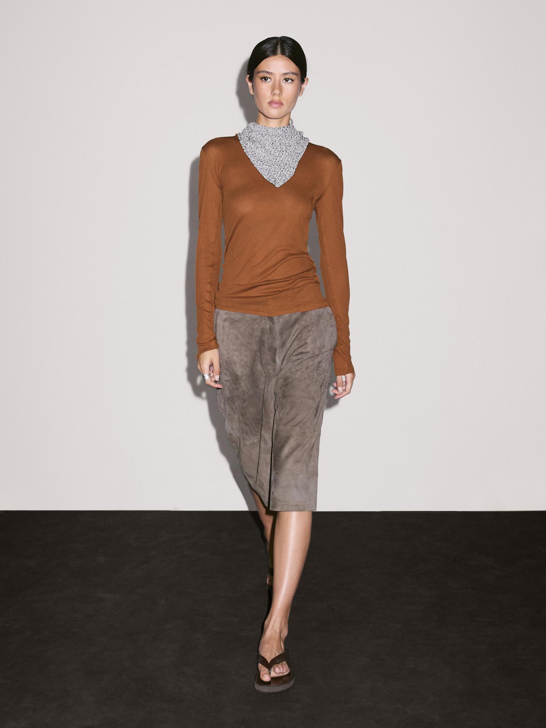 100% cotton T-shirt with neckline detail Product Image