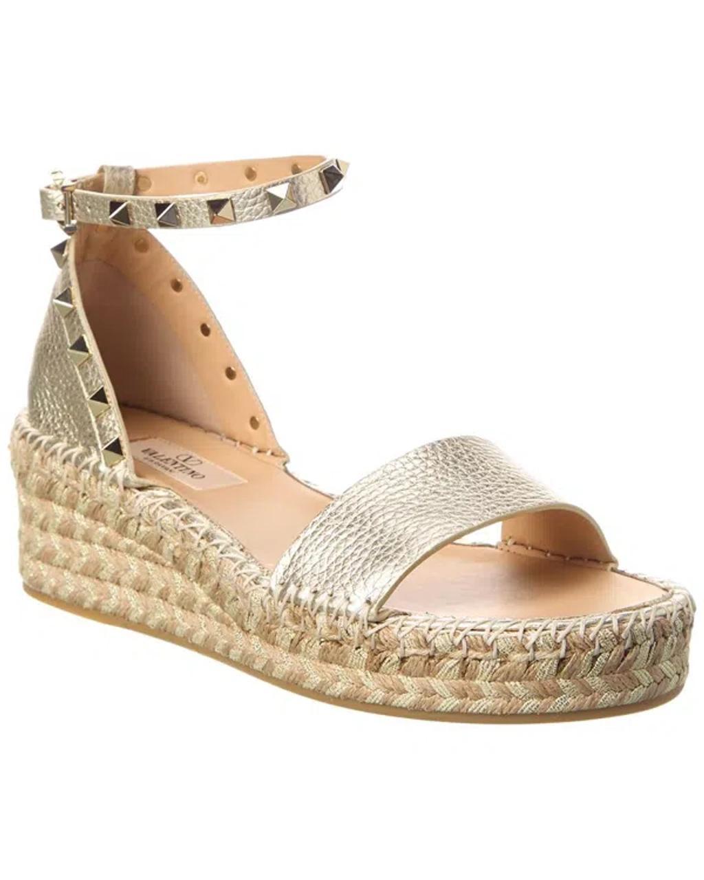 VALENTINO GARAVANI Valentino Rockstud 55 Grainy Leather Platform Sandal In Gold Product Image