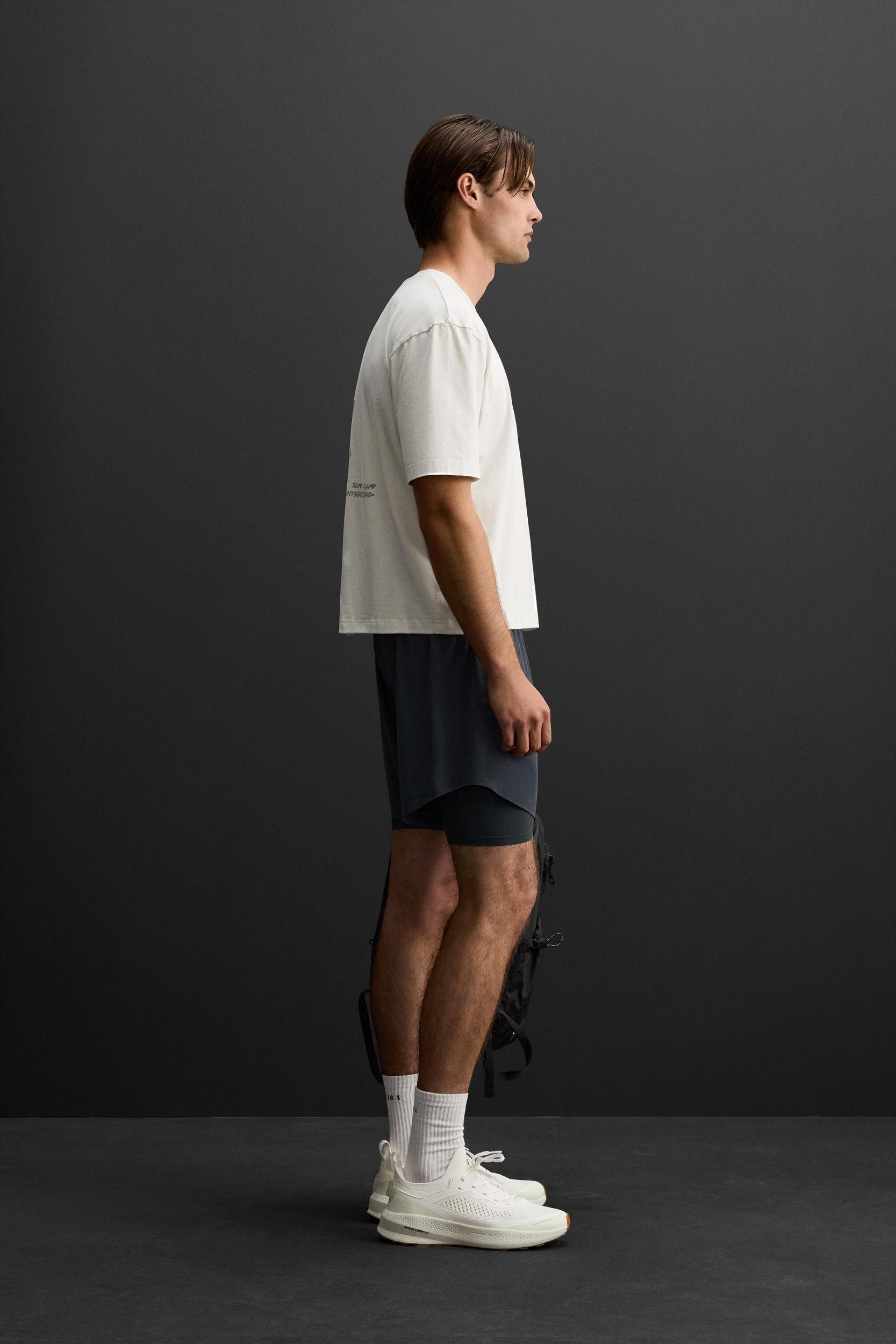 GRAPHIC PRINT T-SHIRT Product Image