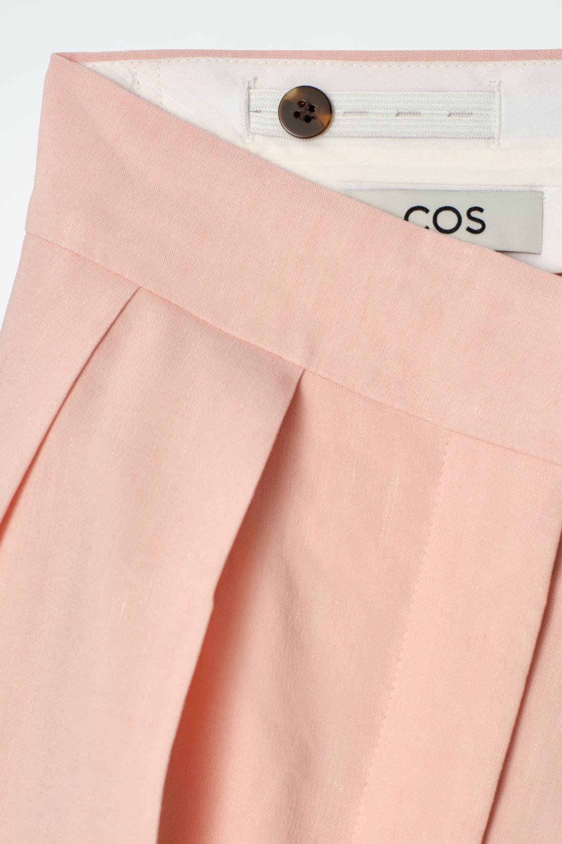 LONGLINE PLEATED LINEN SHORTS Product Image
