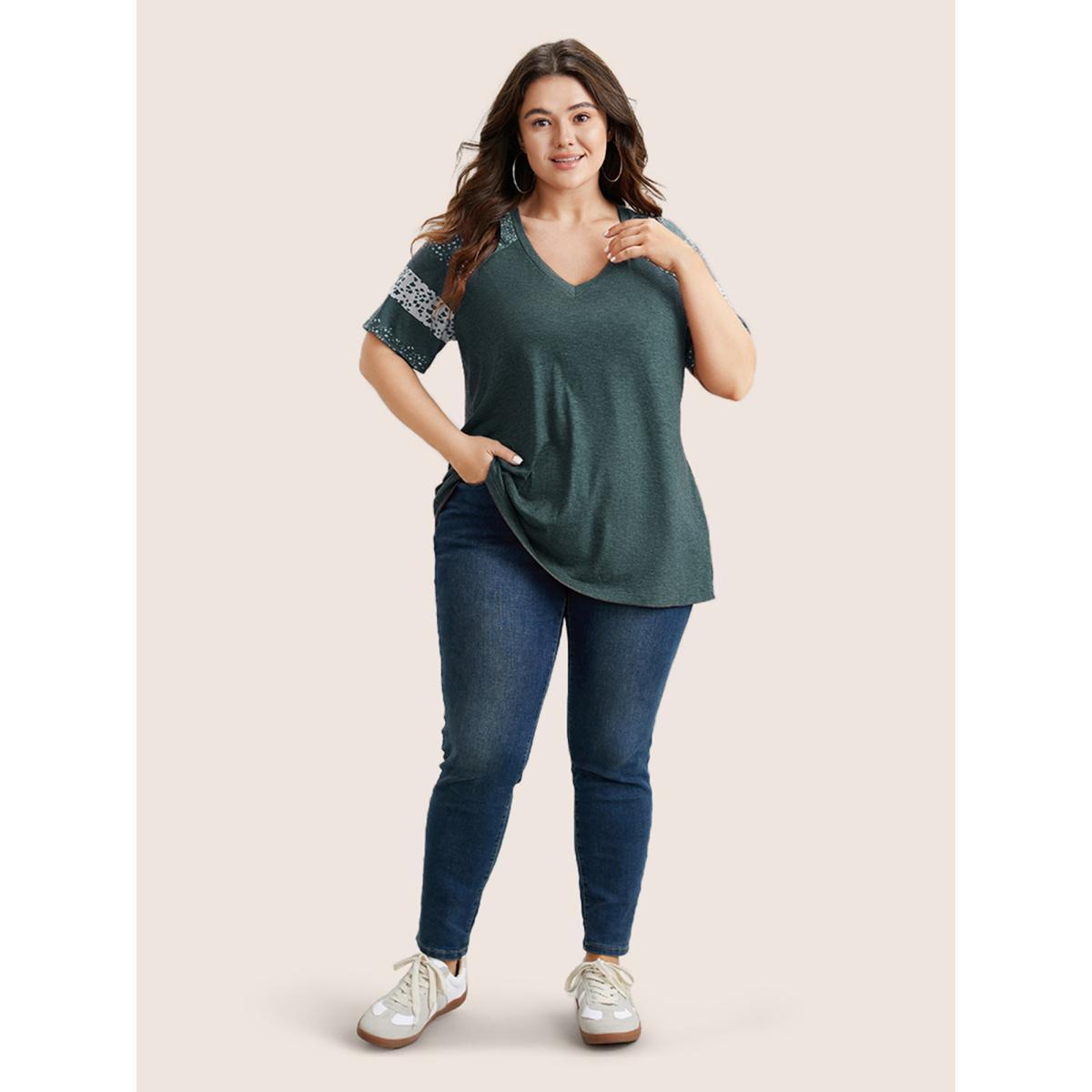 Plus Size Ditsy Floral Colorblock Contrast Raglan Sleeve T-shirt Green Women Leisure Contrast Ditsy Floral V-neck Casual T-shirts BloomChic 10/M Product Image