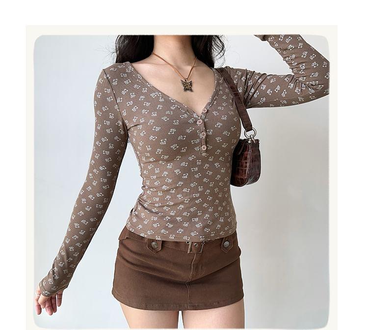 Long-Sleeve V-Neck Bear Print Ribbed Slim Fit Crop Tee Product Image