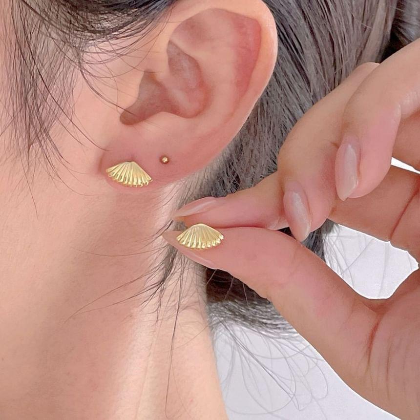 Shell Stud Earring Product Image