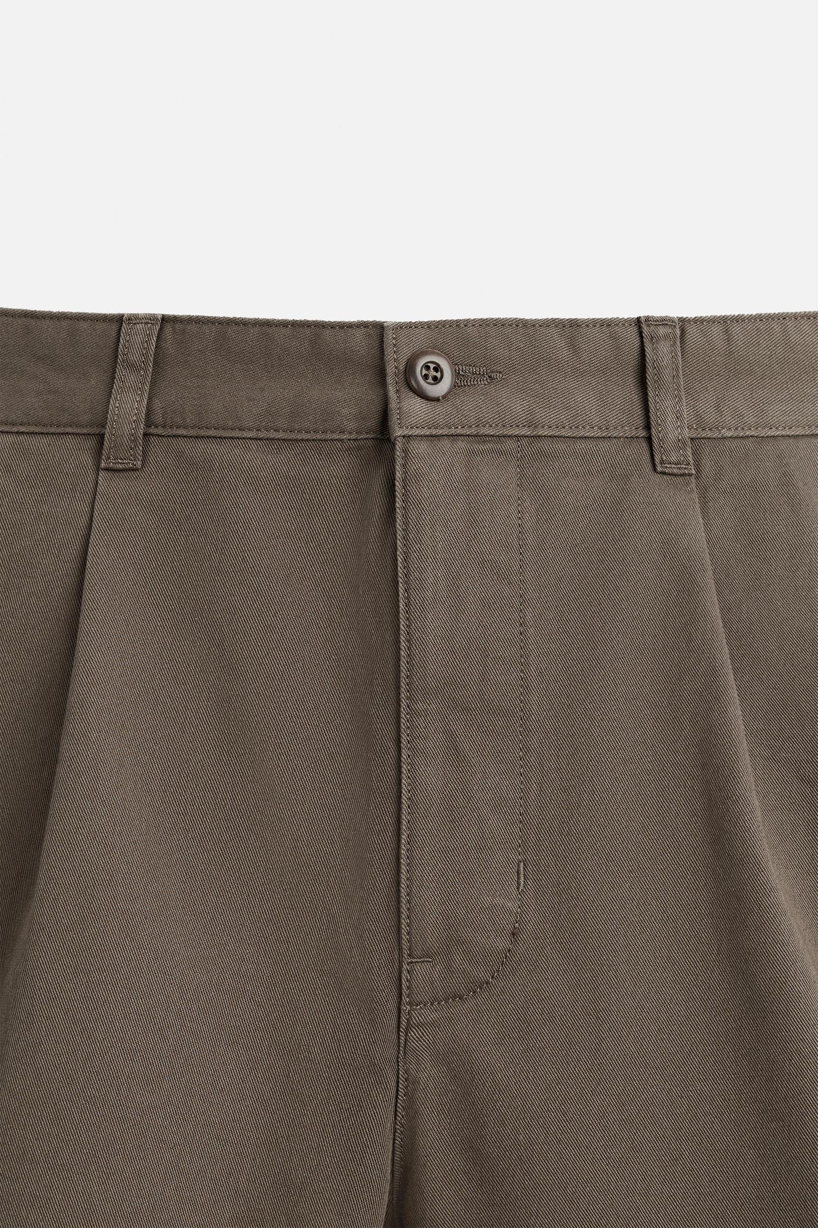 RELAXED FIT PLEATED SHORTS Product Image