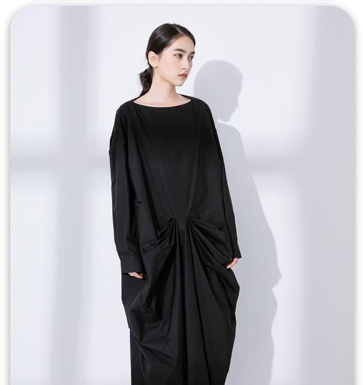 Long-Sleeve Boat Neck Plain Ruched Maxi Tunic Dress Product Image