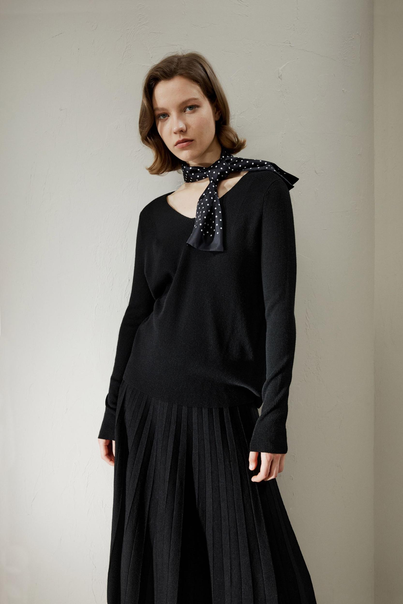 V-neck Ultra-fine Merino Wool Sweater Product Image