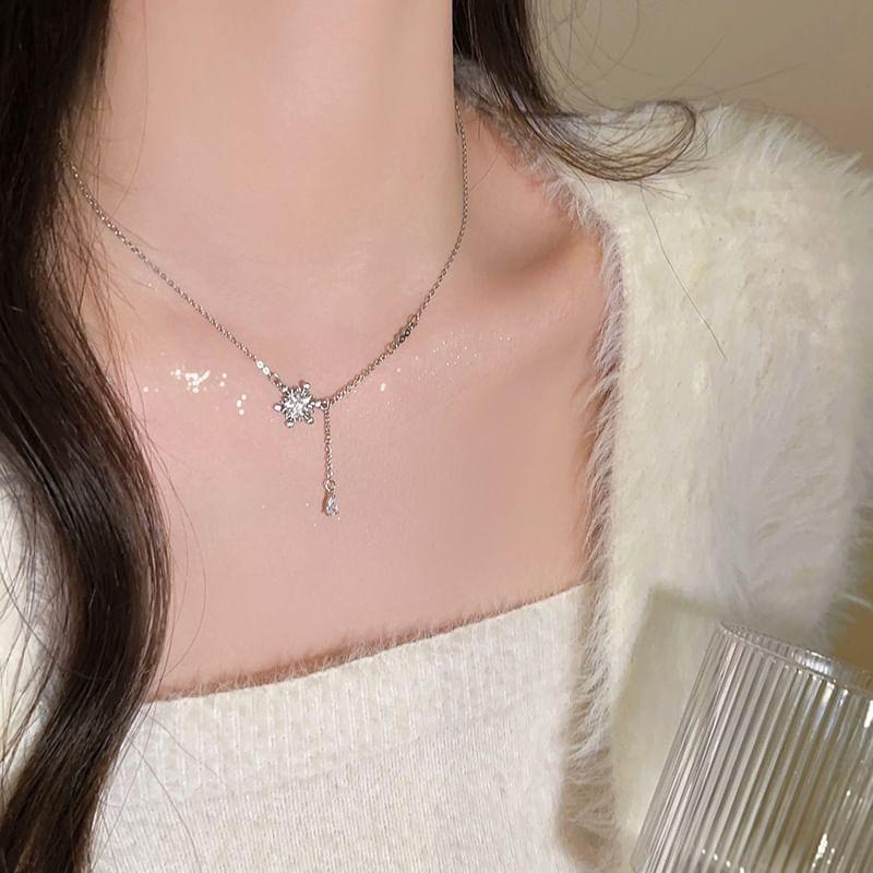 Snowflake Rhinestone Pendant Alloy Choker Product Image