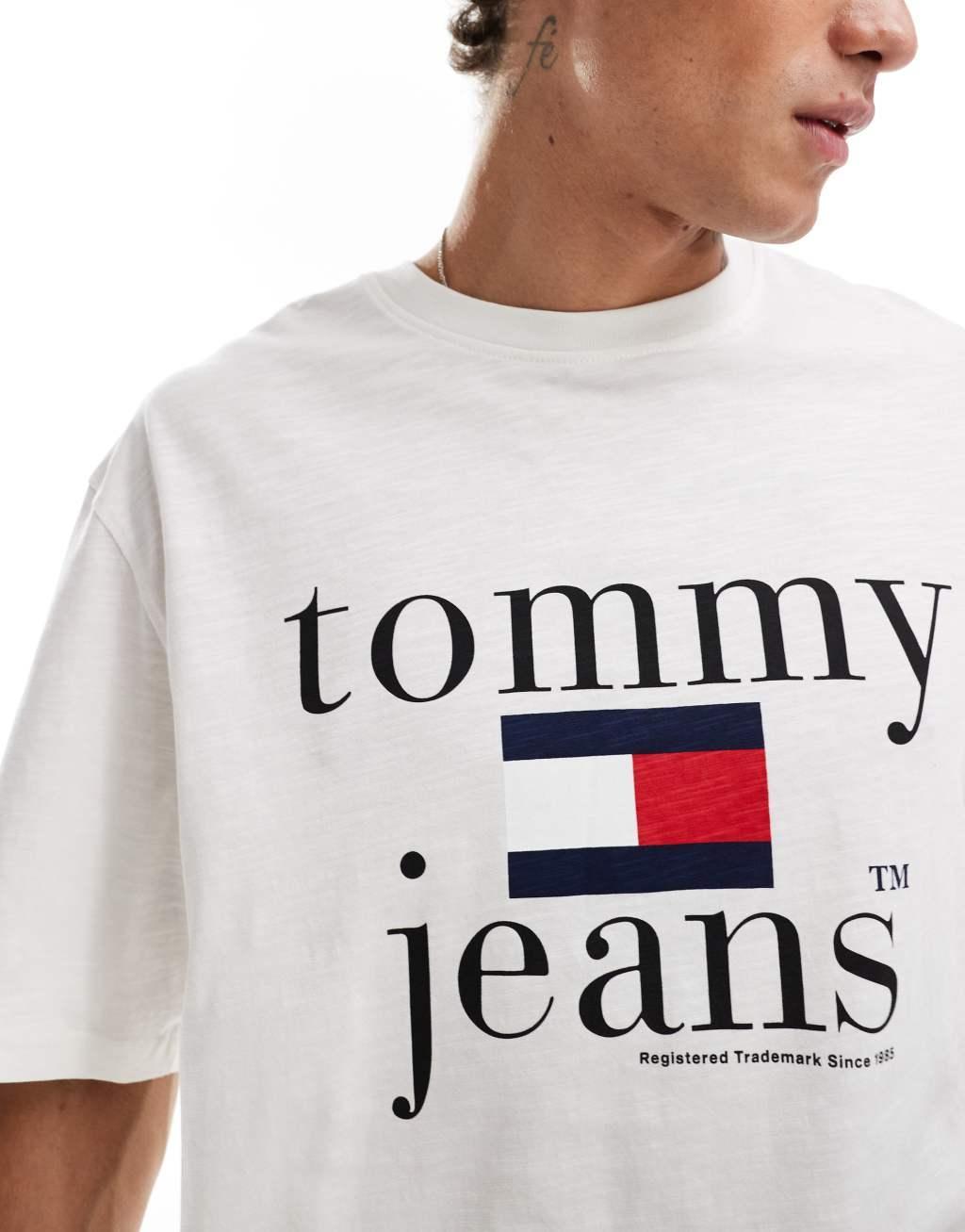 Tommy Jeans 90s logo T-shirt in white Product Image