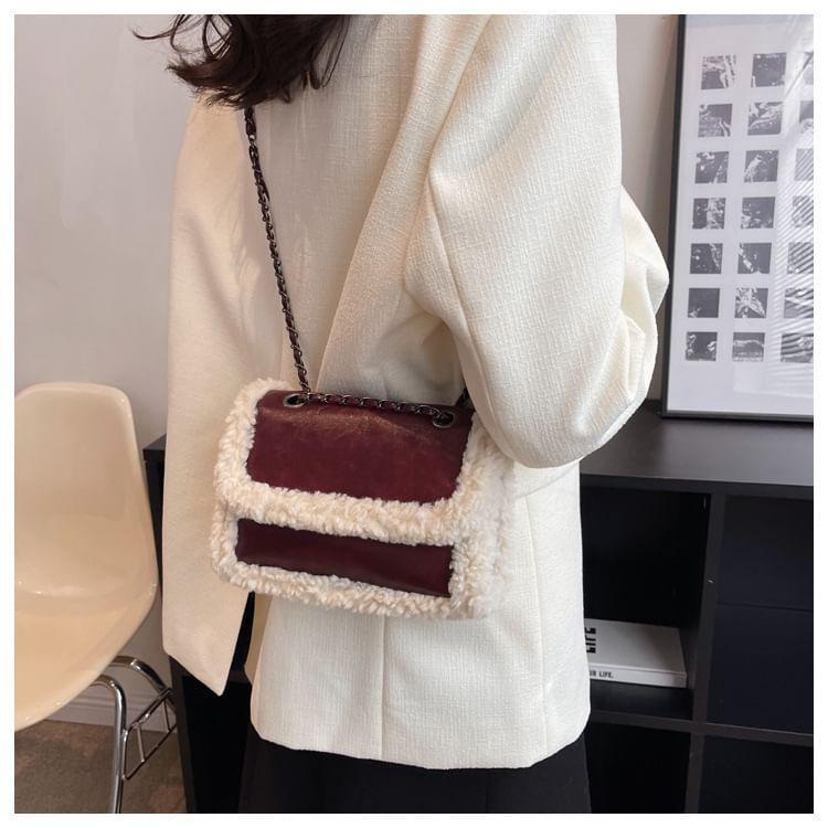 Chain Strap Fleece Panel Flap Crossbody Bag Product Image