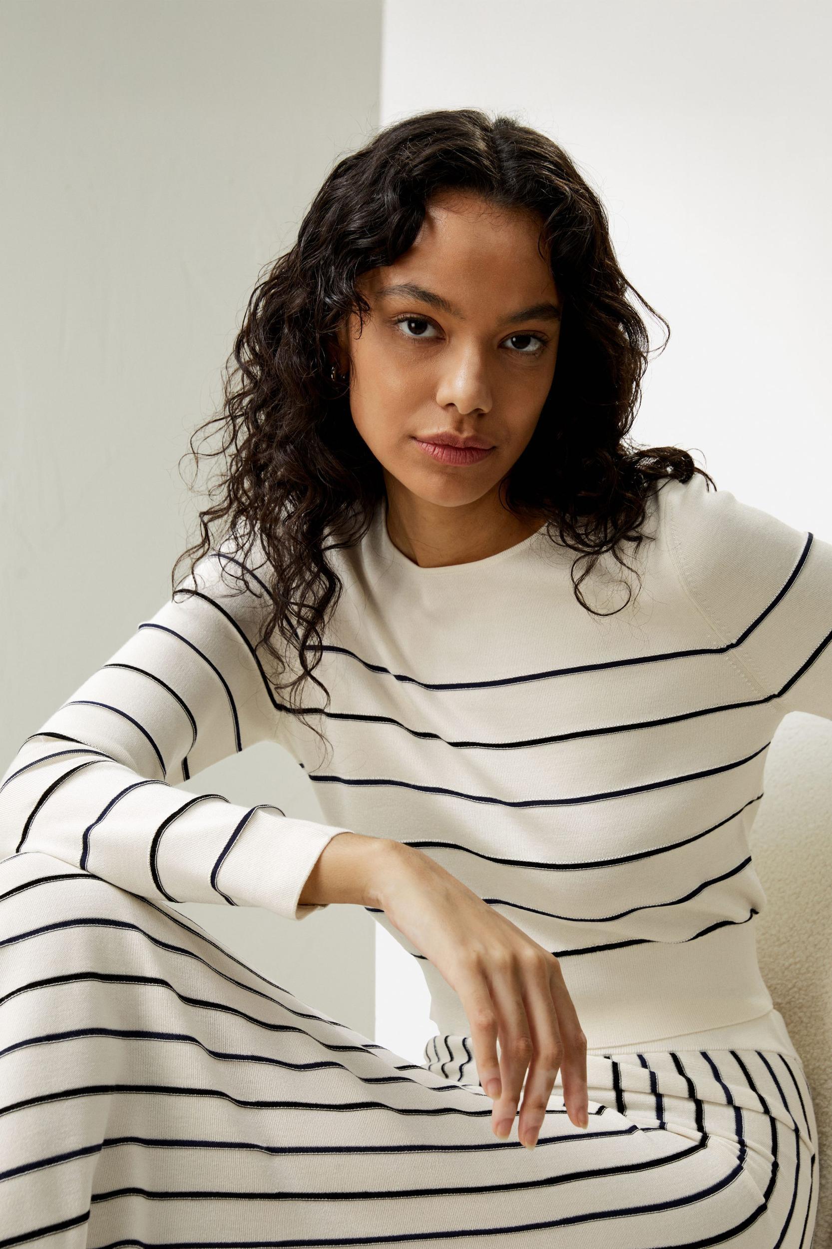 Cropped Silk-knitted Long Sleeve Tee Product Image