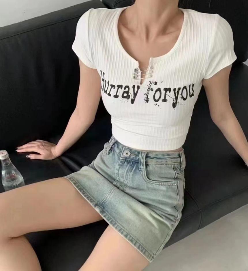 Short-Sleeve Lettering Safety Pin Ribbed Crop T-Shirt Product Image