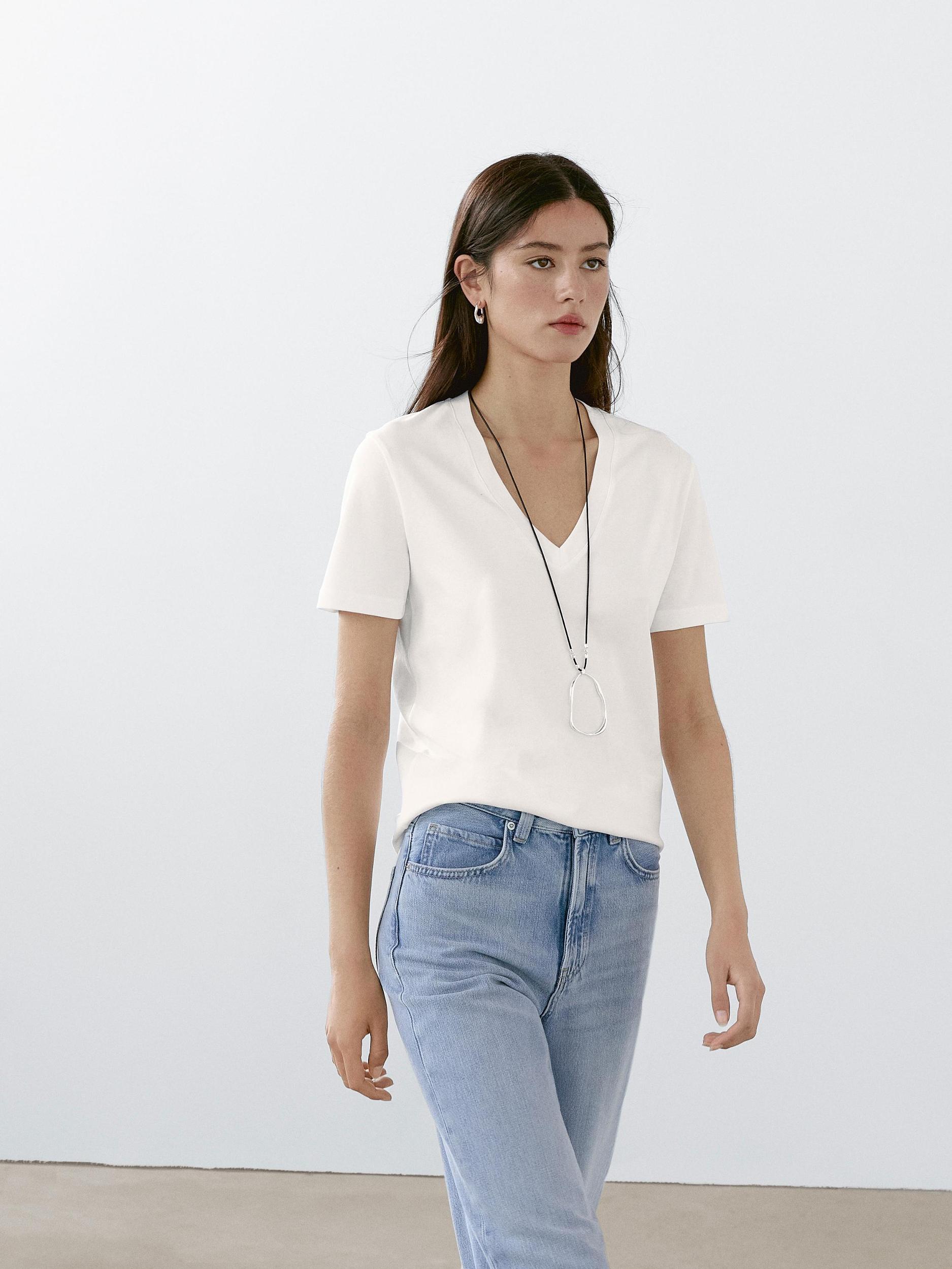 100% cotton V-neck T-shirt Product Image