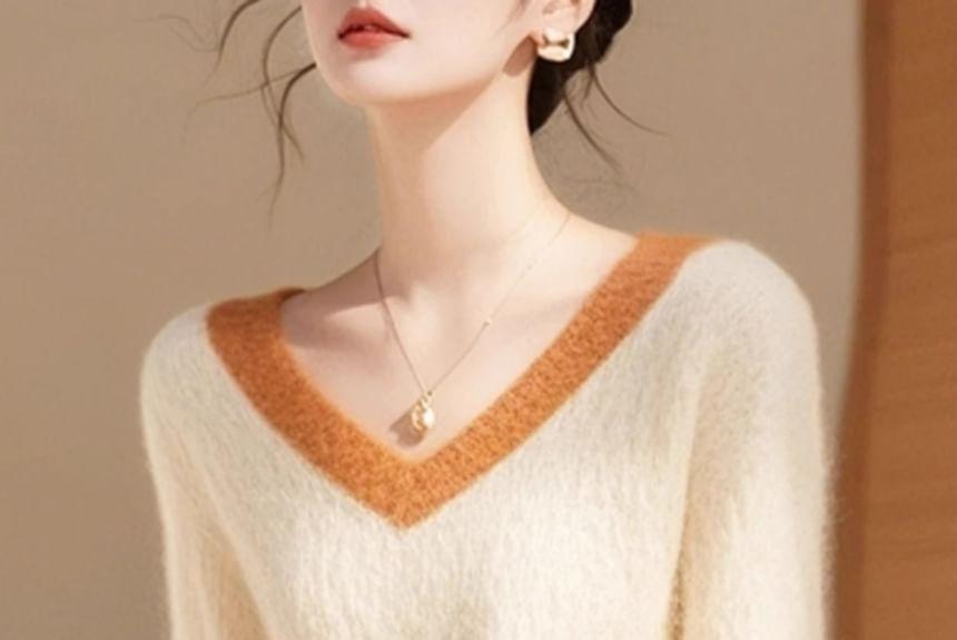 Long-Sleeve V-Neck Two Tone Knit Top Product Image