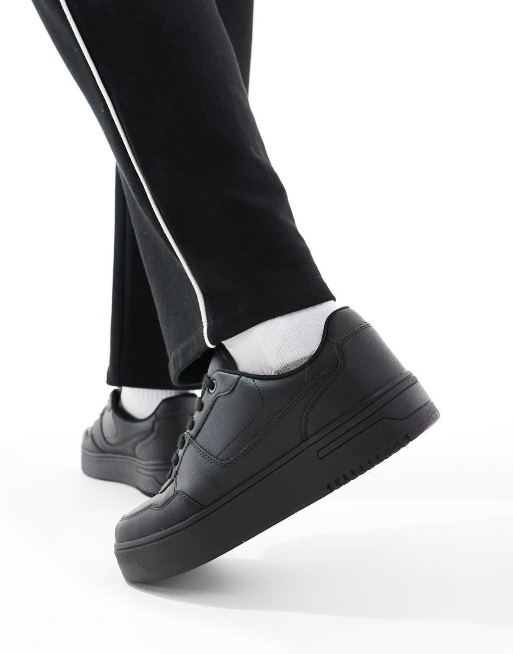 Pull&Bear chunky sneakers in black Product Image