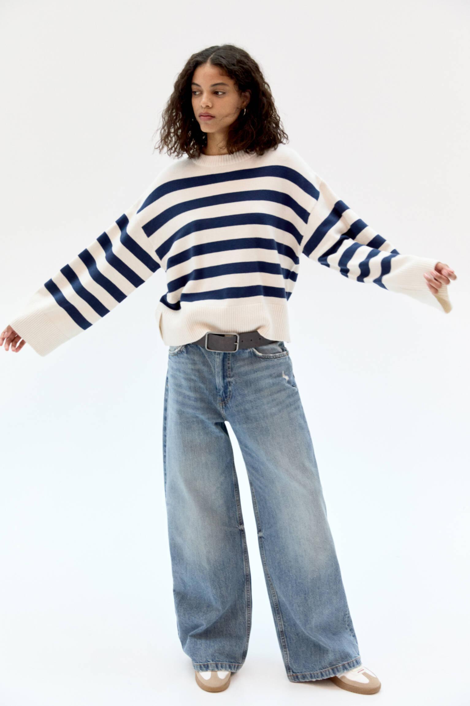 Sweater with wide sleeves Product Image