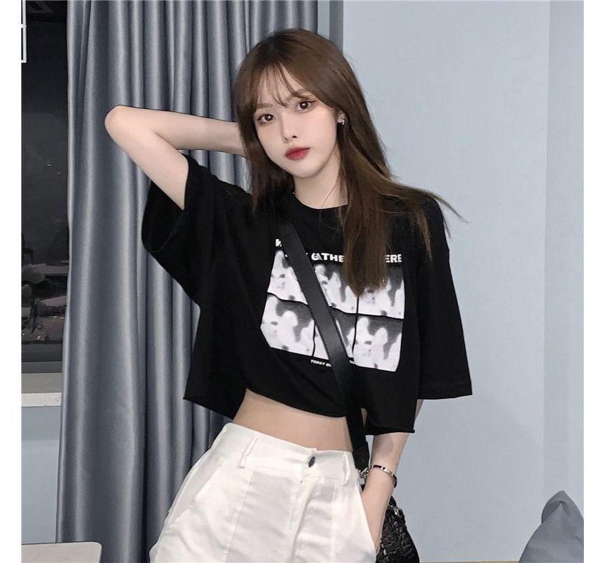 Short-Sleeve Crew Neck Graphic Print Cropped T-Shirt Product Image