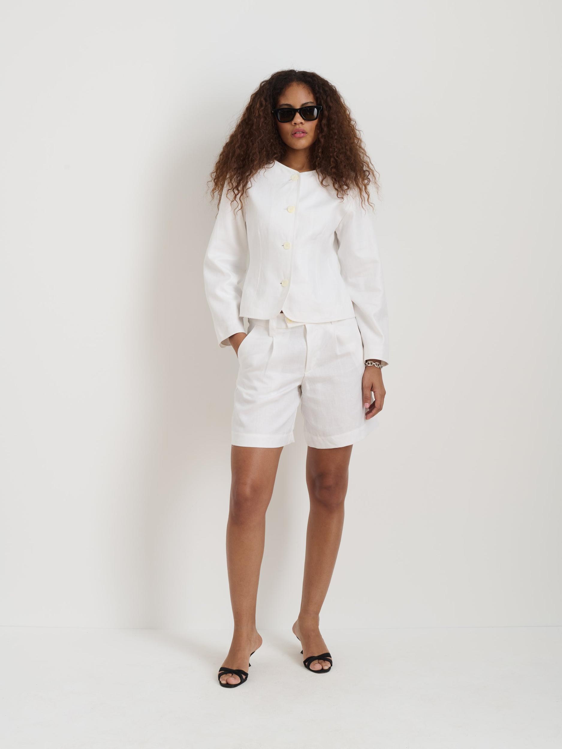 Luna Pleated Short In Linen Product Image