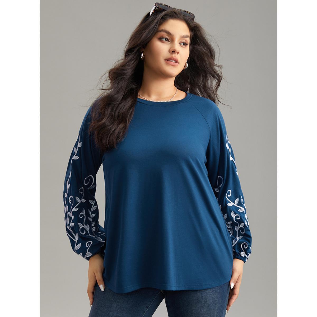 Plus Size Floral Embroidered Contrast Raglan Sleeve T-shirt DarkBlue Women Elegant Elastic cuffs Silhouette Floral Print Round Neck Dailywear T-shirts BloomChic 28/5X Product Image