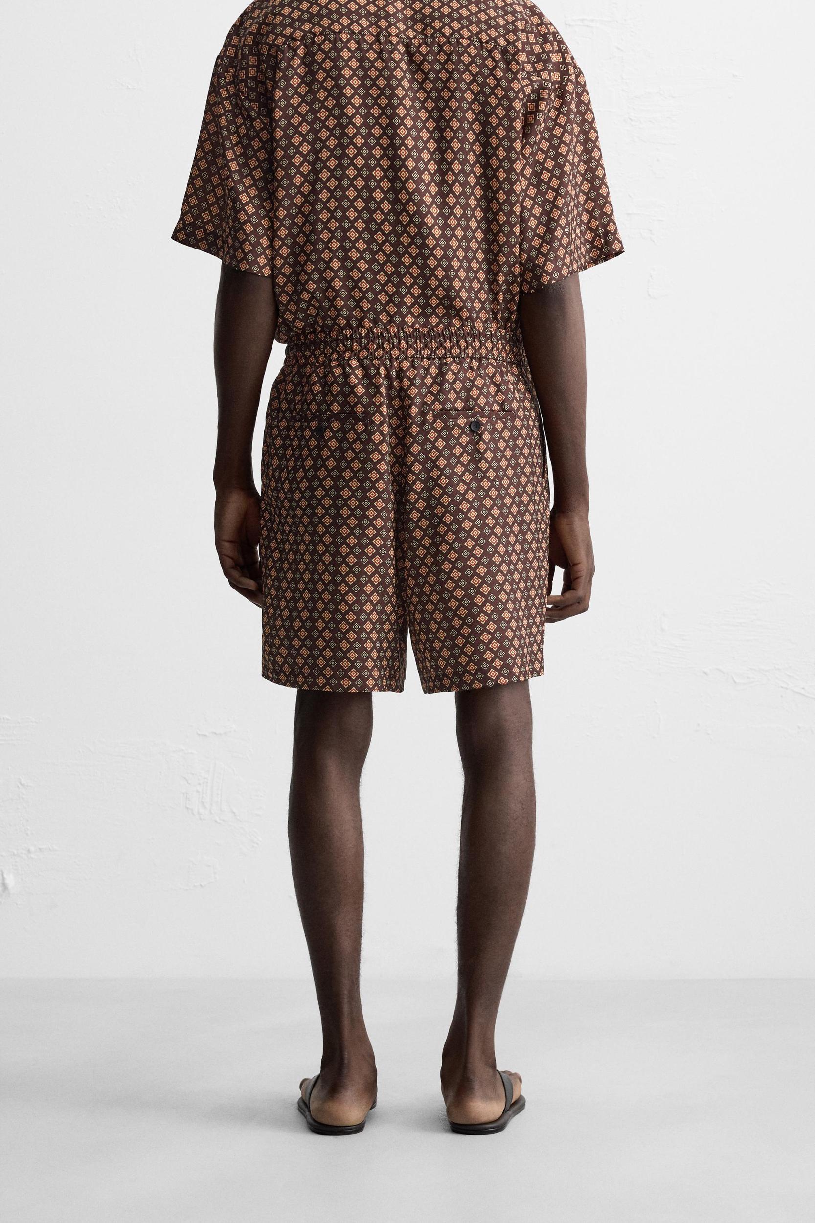 GEOMETRIC PRINT SHORTS Product Image