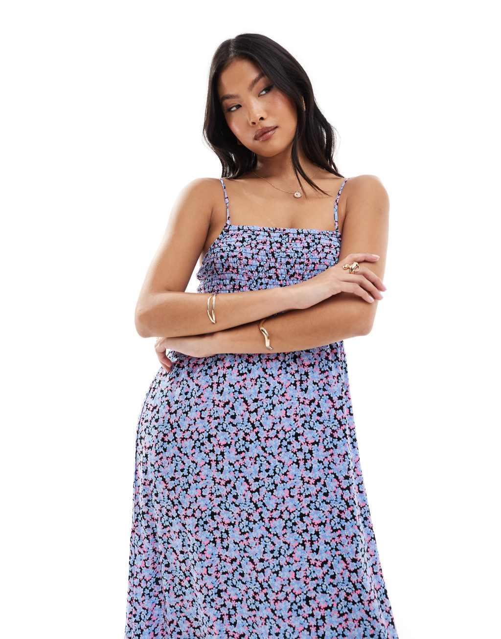 Vero Moda Petite smocked bust maxi dress in blue floral print Product Image