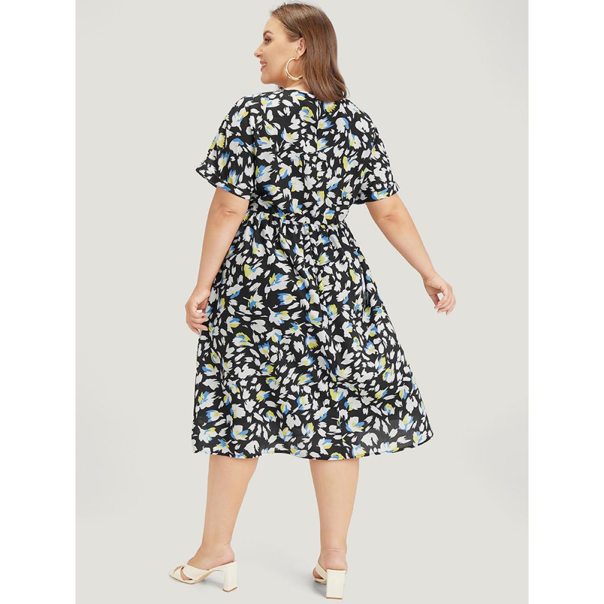 Plus Size Floral Print Pocket Round Neck Flutter Hem Dress Black Women Elegant Ruffles Round Neck Short sleeve Curvy Midi Dress BloomChic 22-24/3X Product Image