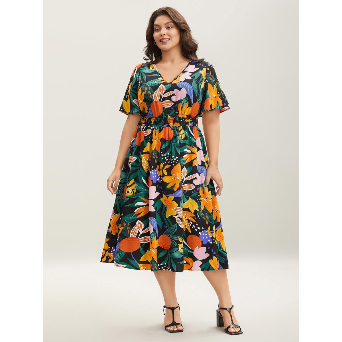 Plus Size Tropical Floral Print Shirred Pockets Midi Dress Black Women V-neck Short sleeve Curvy BloomChic 28/5X Product Image