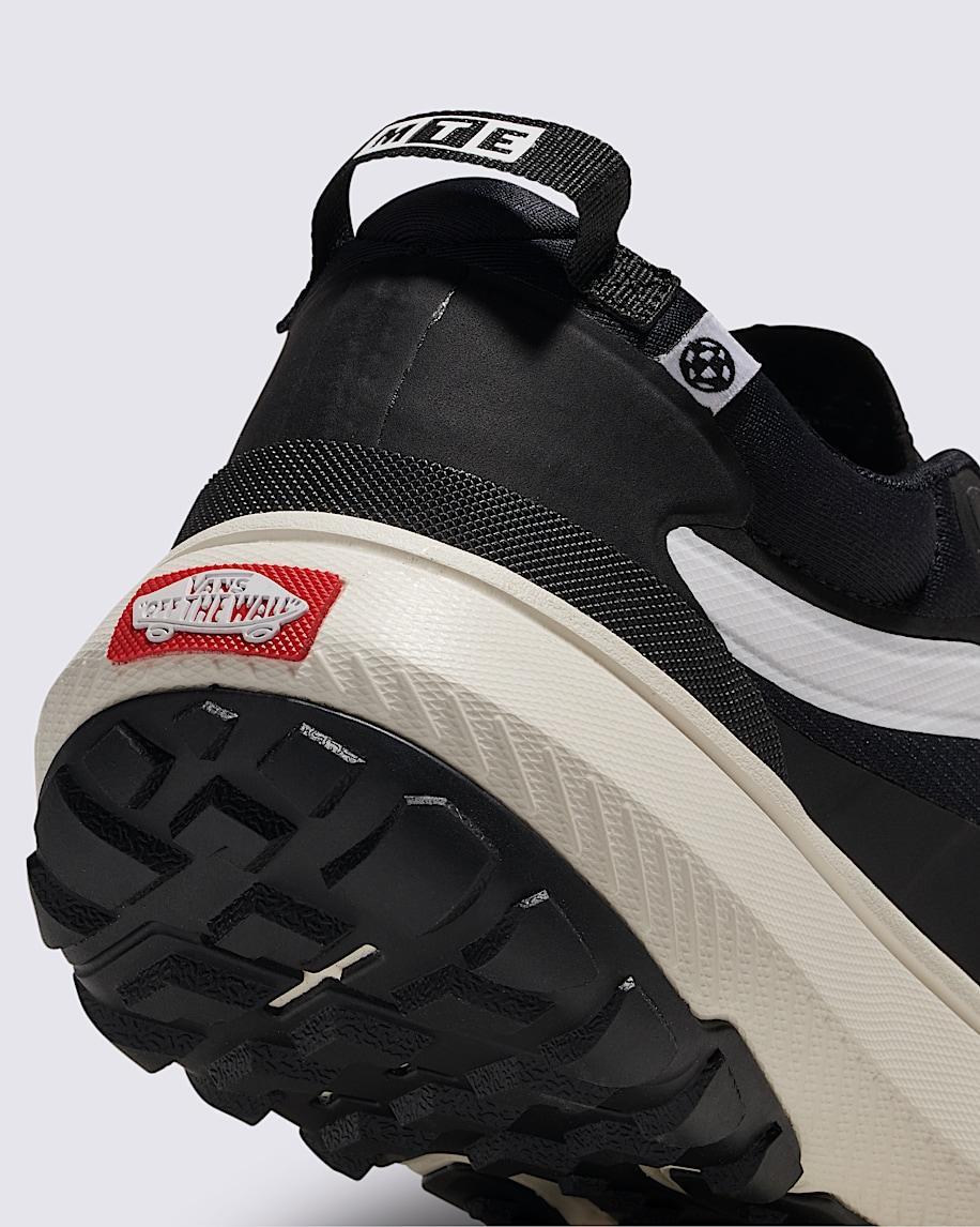 Crosspath Shoe in Black / White| Vans US Product Image