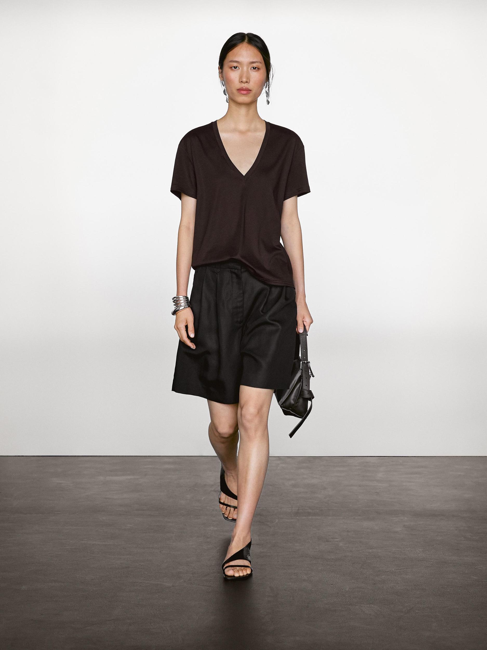 100% cotton V-neck T-shirt Product Image